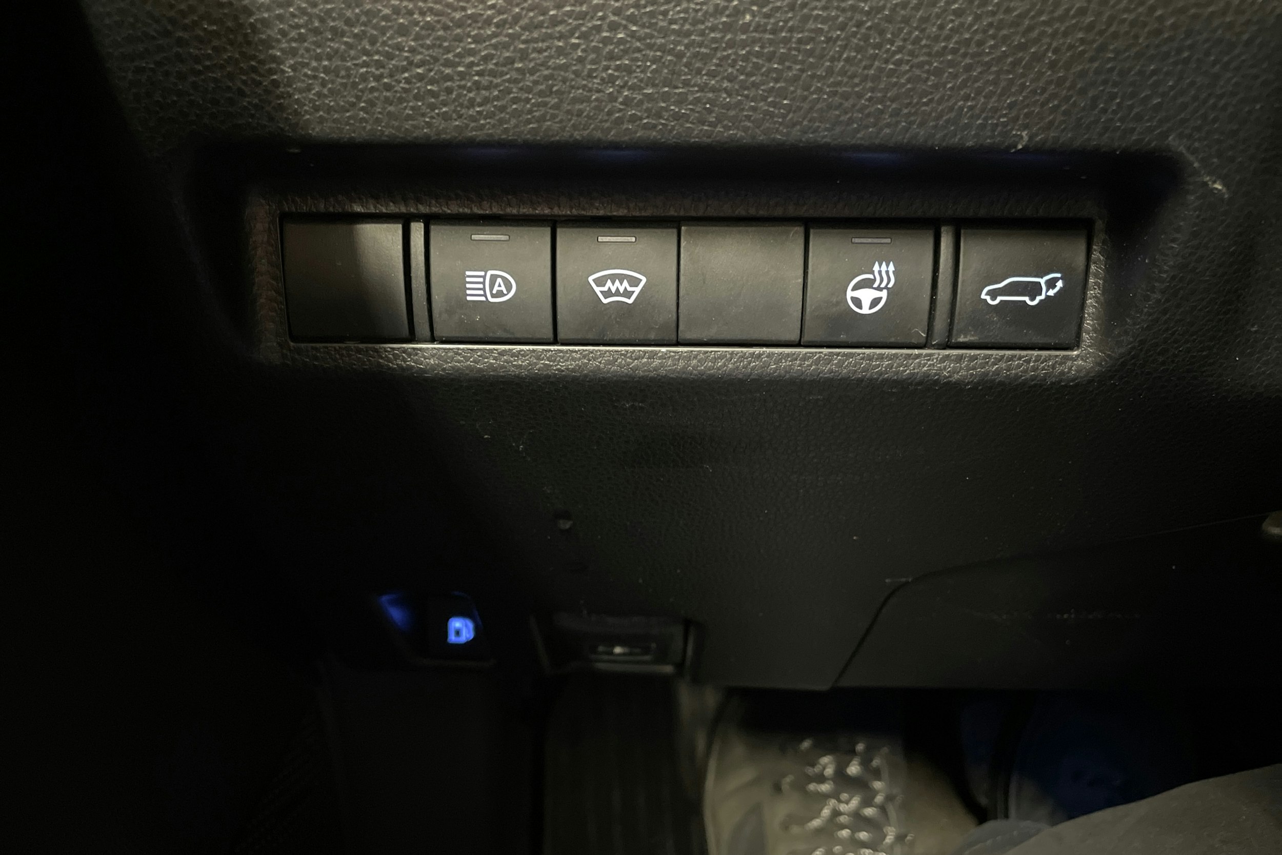 Valkoinen Toyota RAV4 Plug-in 2022 kuva 24.