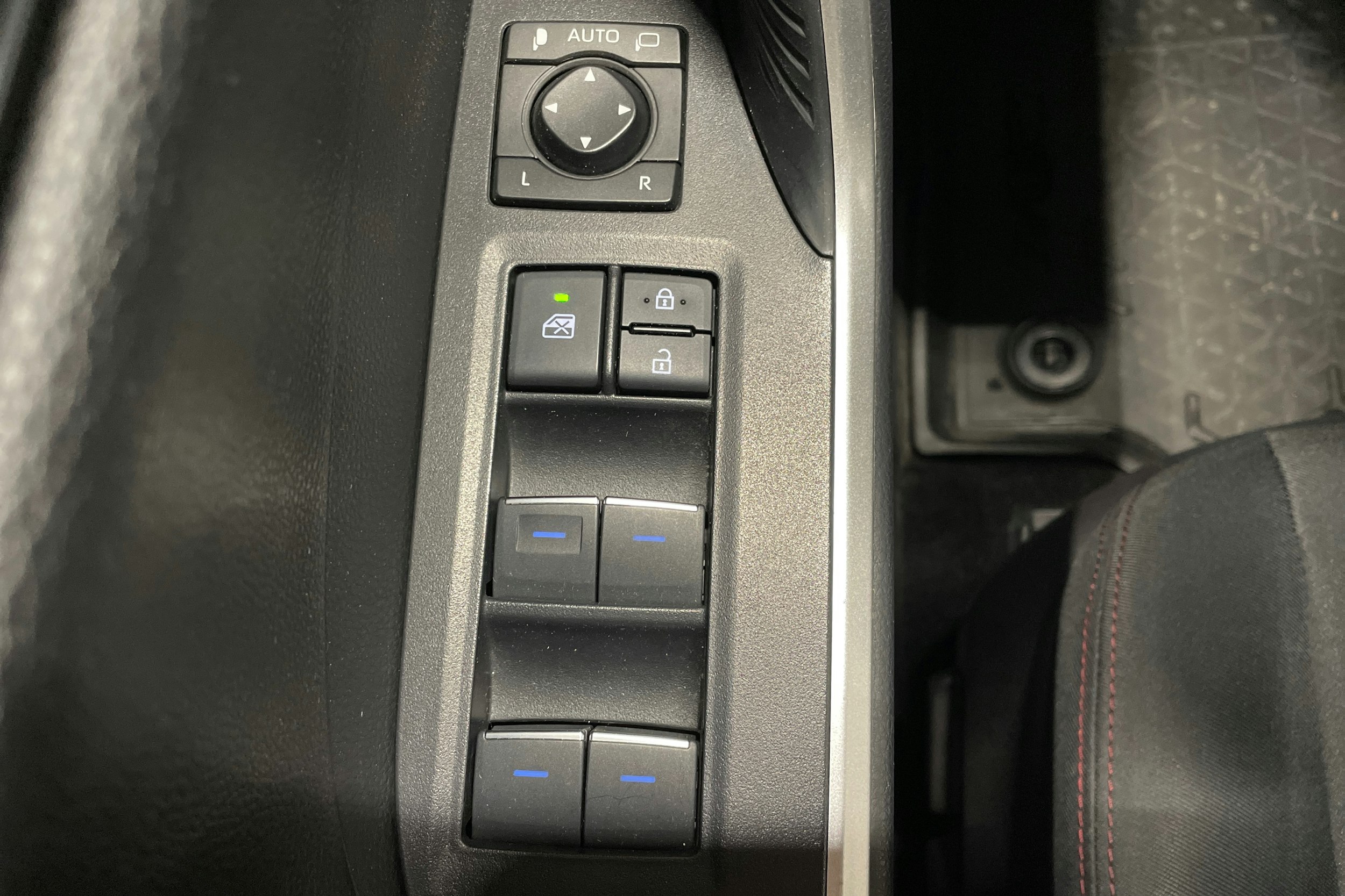 Valkoinen Toyota RAV4 Plug-in 2022 kuva 25.