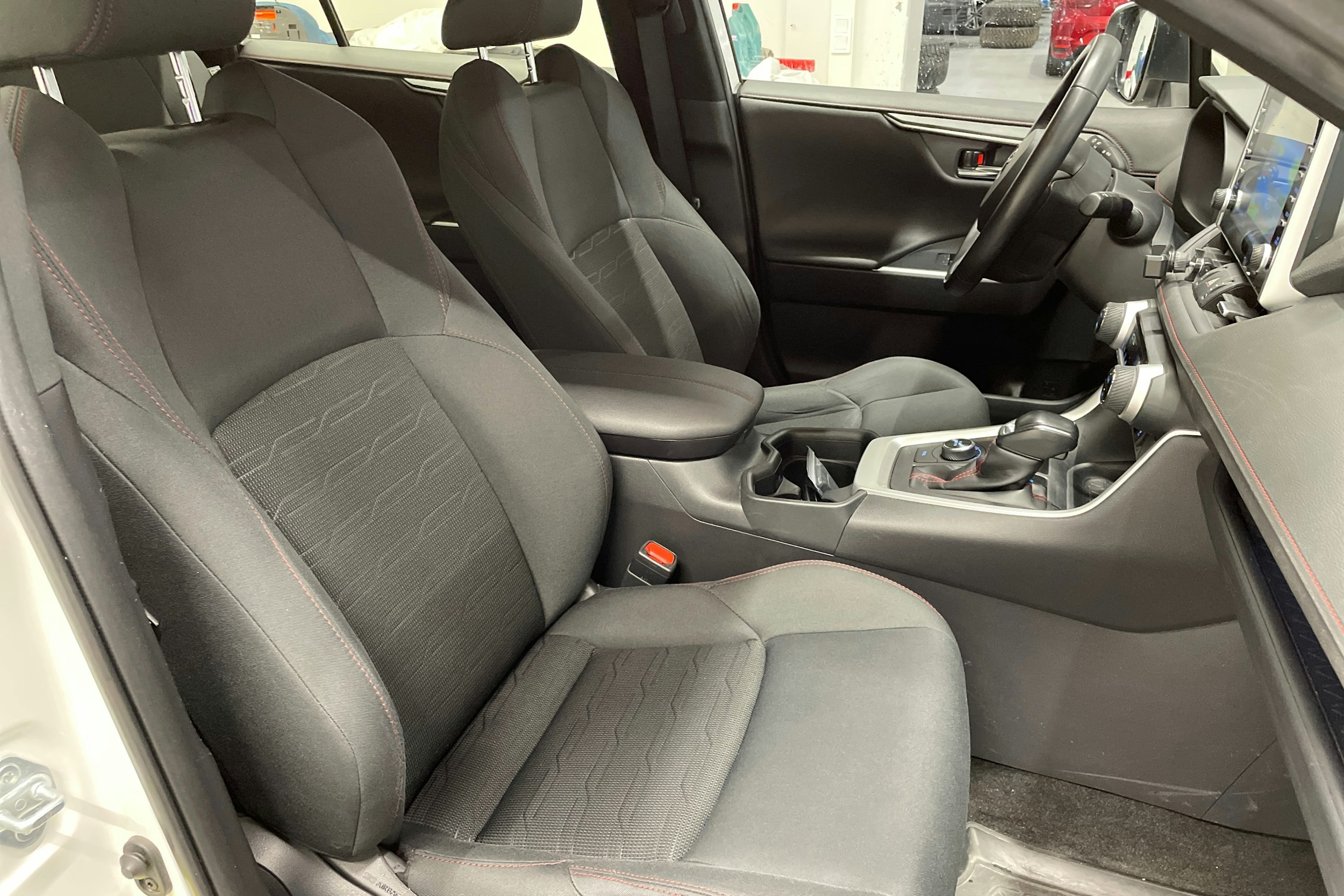 Valkoinen Toyota RAV4 Plug-in 2022 kuva 29.