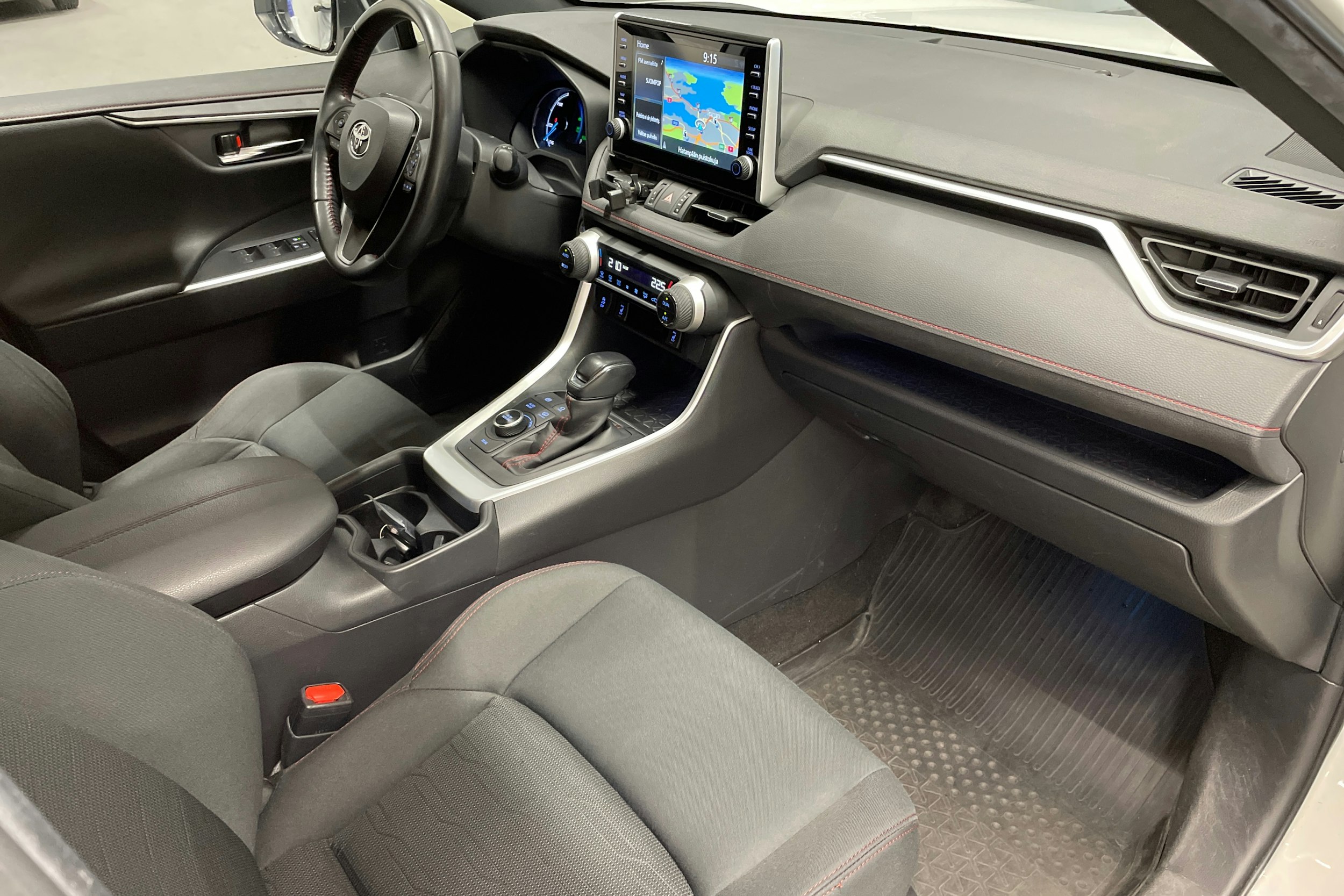 Valkoinen Toyota RAV4 Plug-in 2022 kuva 30.