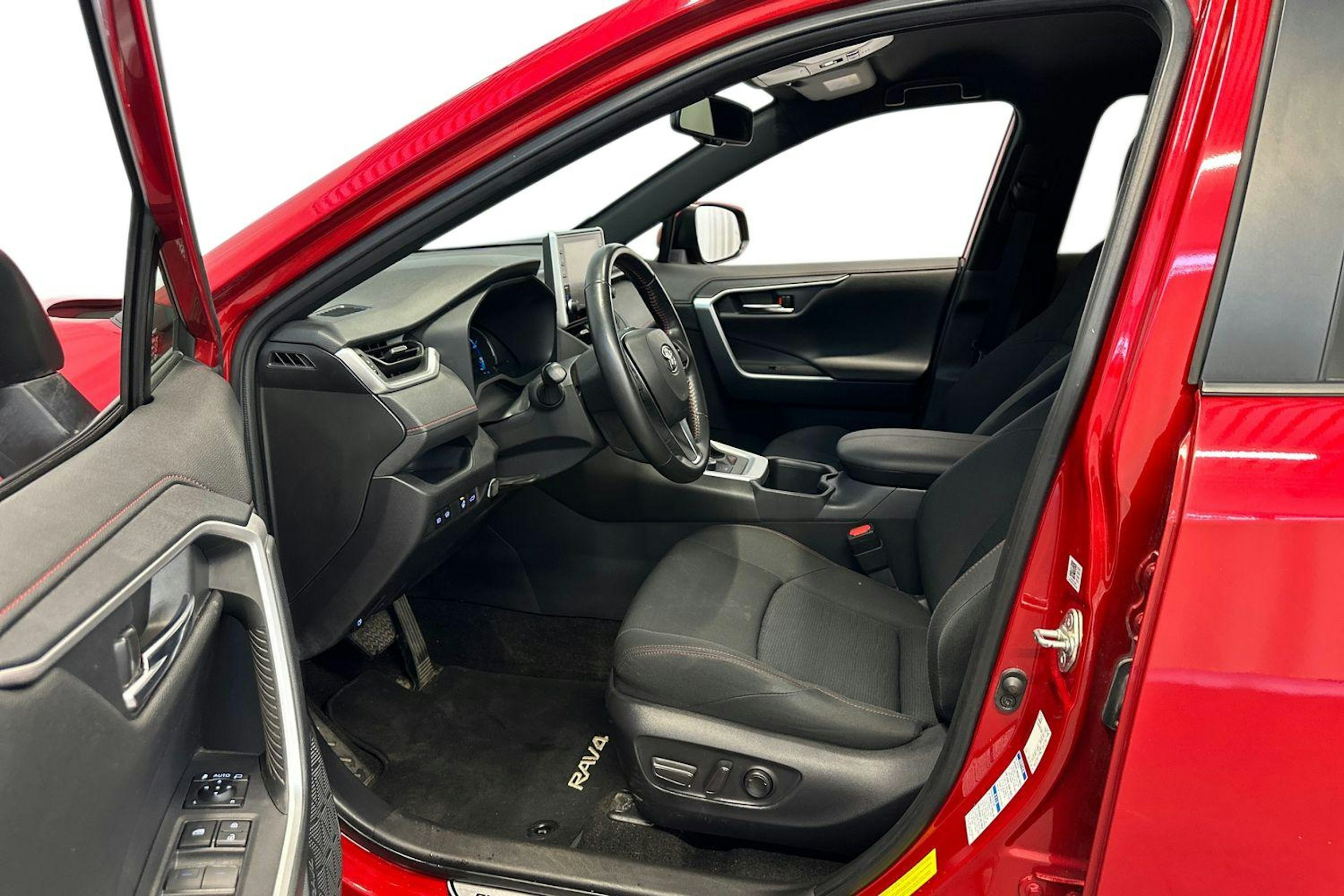 Punainen Toyota RAV4 Plug-in 2022 kuva 11.