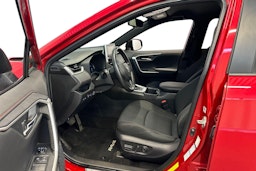 Punainen Toyota RAV4 Plug-in 2022 kuva 11.