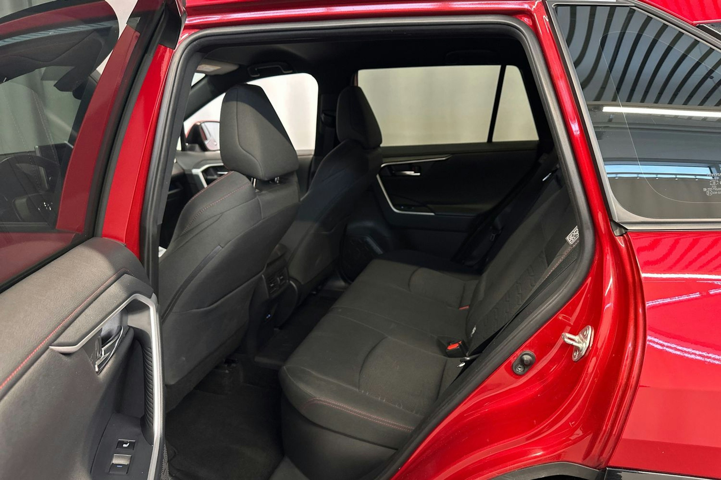 Punainen Toyota RAV4 Plug-in 2022 kuva 13.