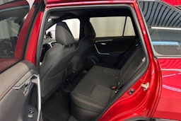 Punainen Toyota RAV4 Plug-in 2022 kuva 13.