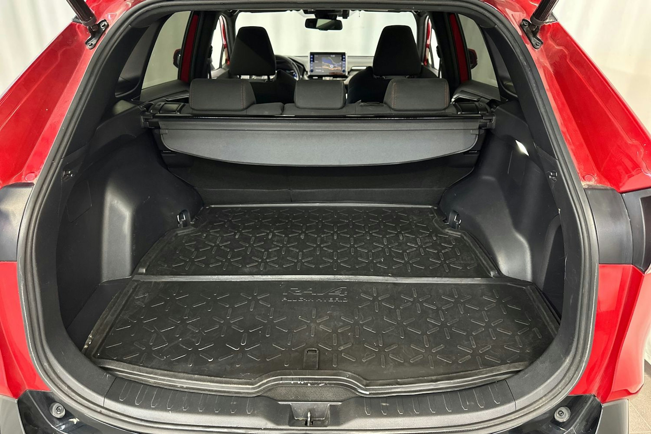 Punainen Toyota RAV4 Plug-in 2022 kuva 14.