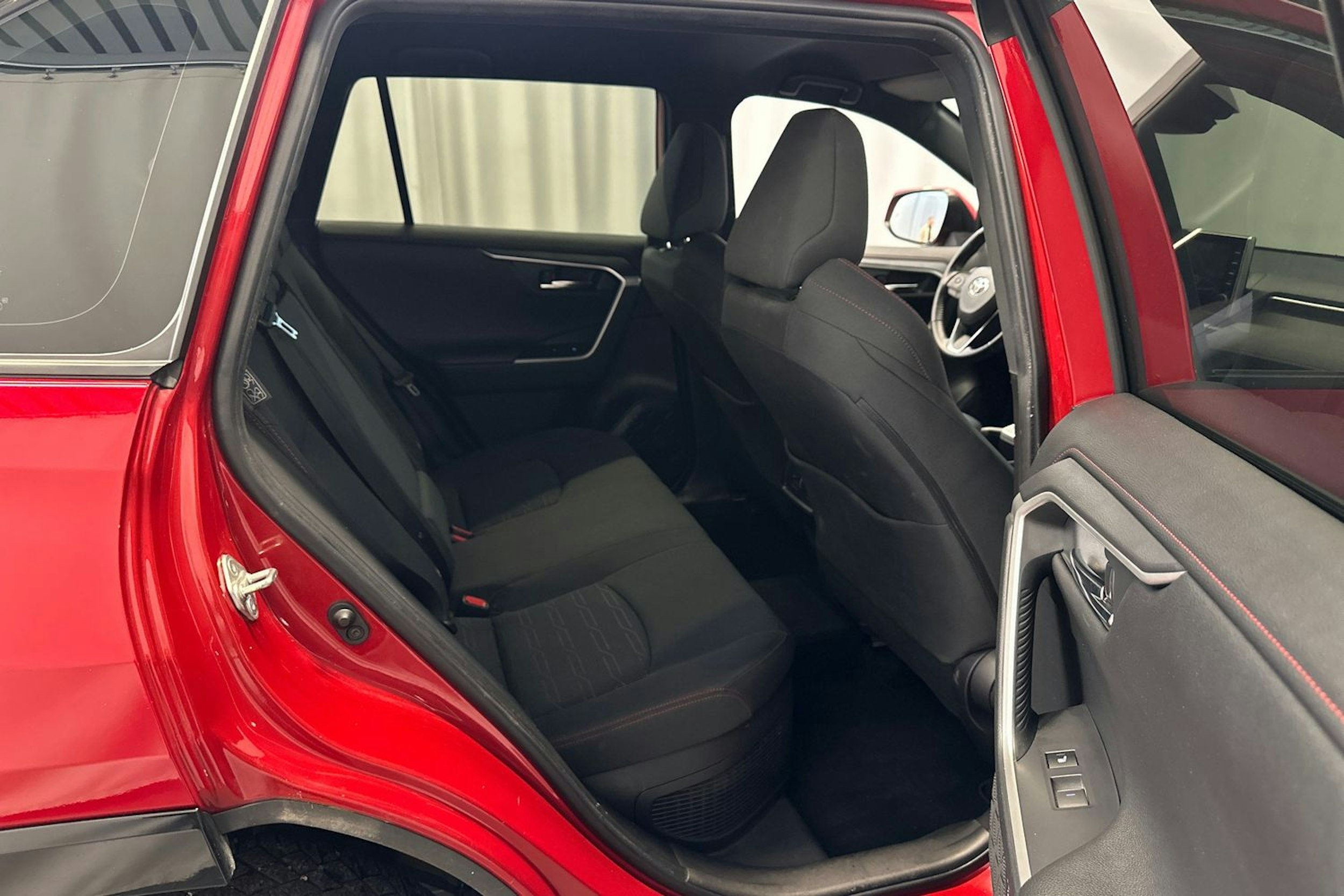 Punainen Toyota RAV4 Plug-in 2022 kuva 15.