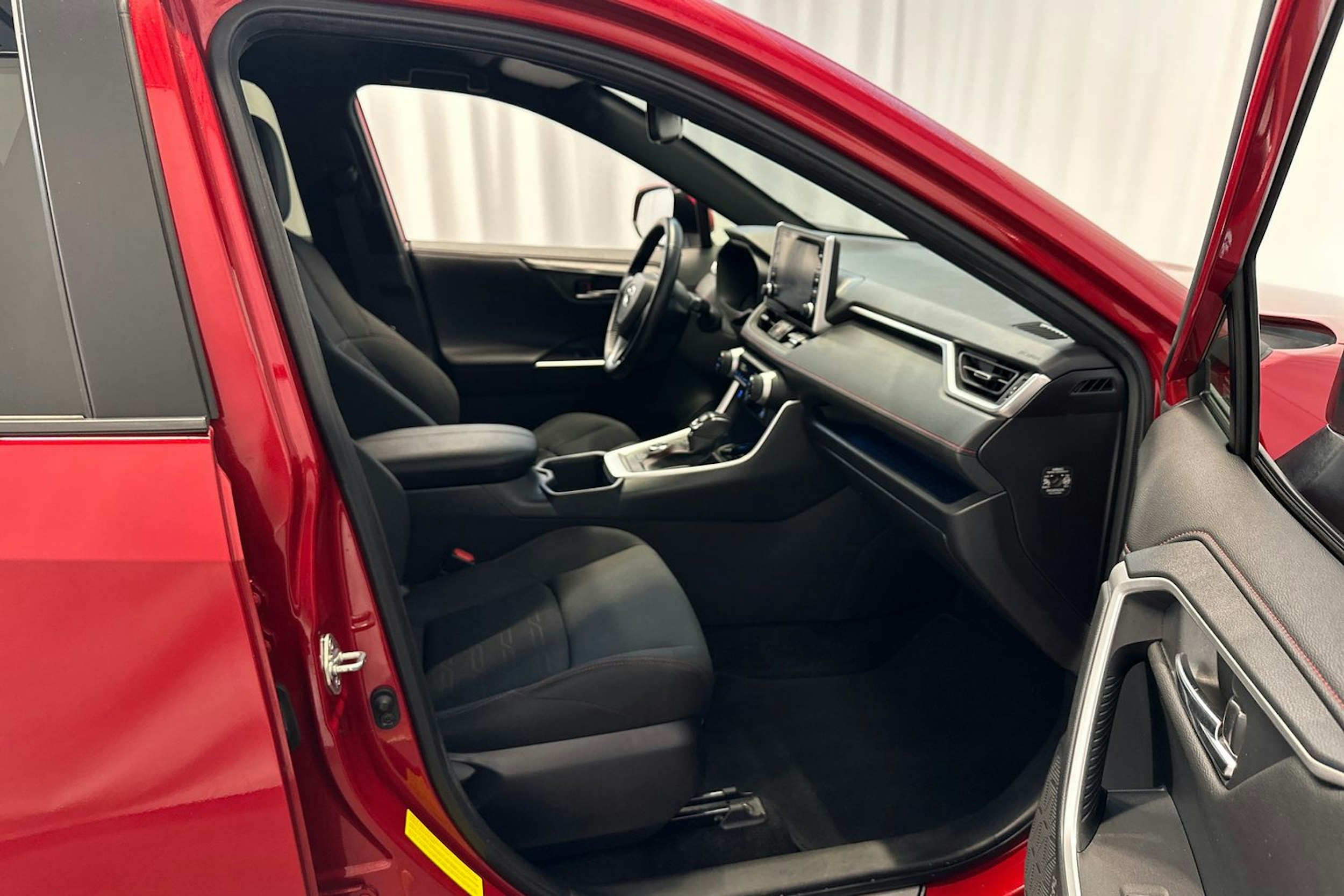 Punainen Toyota RAV4 Plug-in 2022 kuva 16.