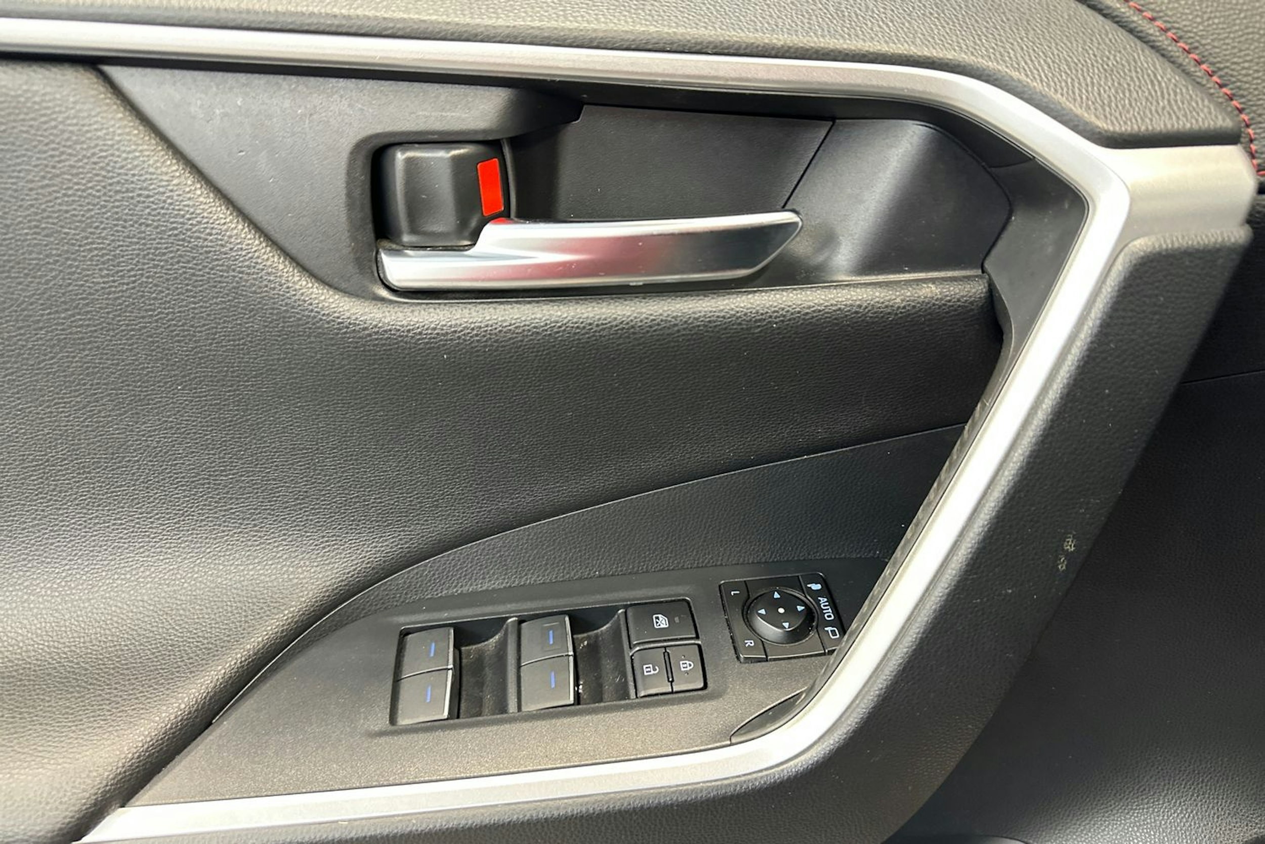 Punainen Toyota RAV4 Plug-in 2022 kuva 17.