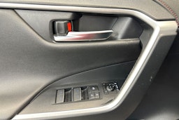 Punainen Toyota RAV4 Plug-in 2022 kuva 17.