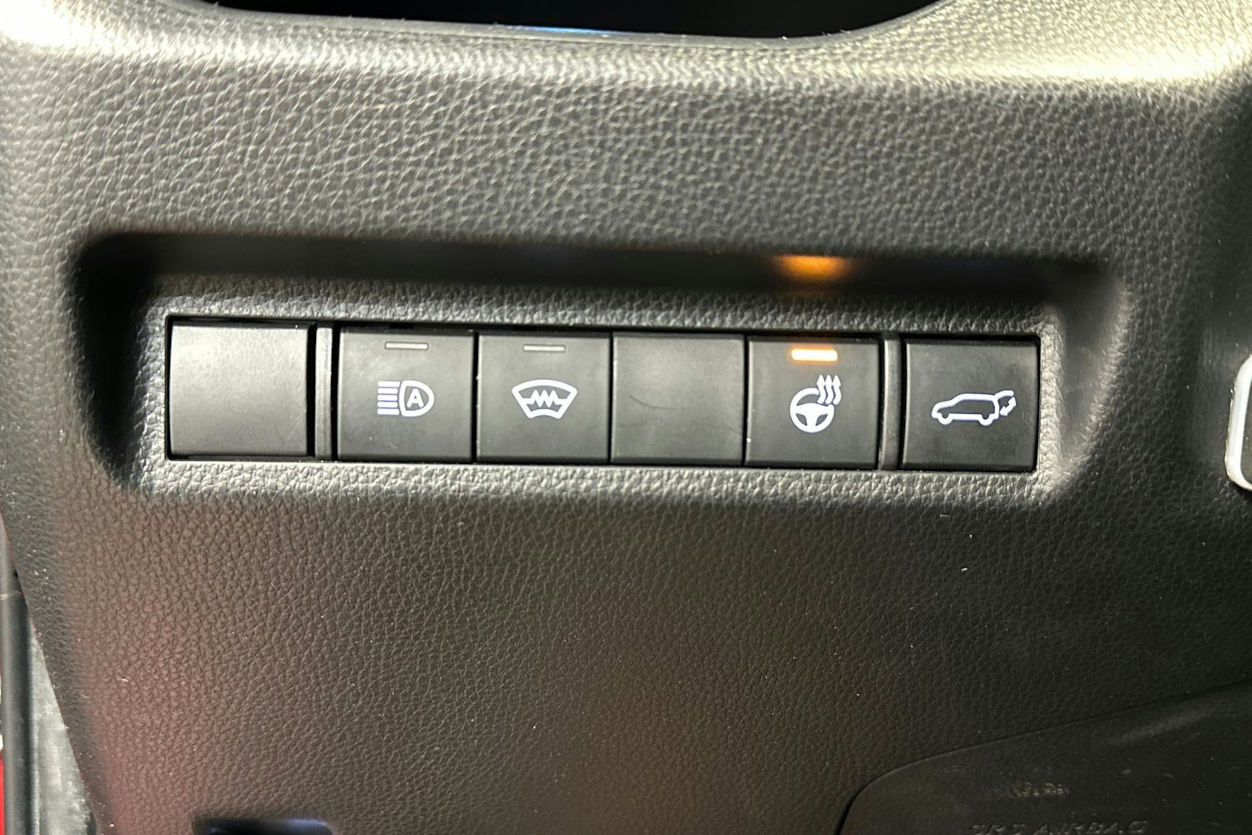 Punainen Toyota RAV4 Plug-in 2022 kuva 18.