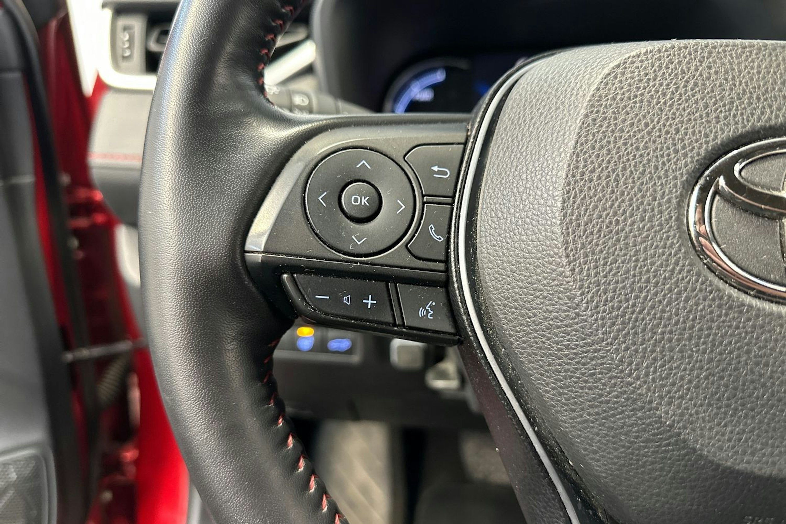 Punainen Toyota RAV4 Plug-in 2022 kuva 19.