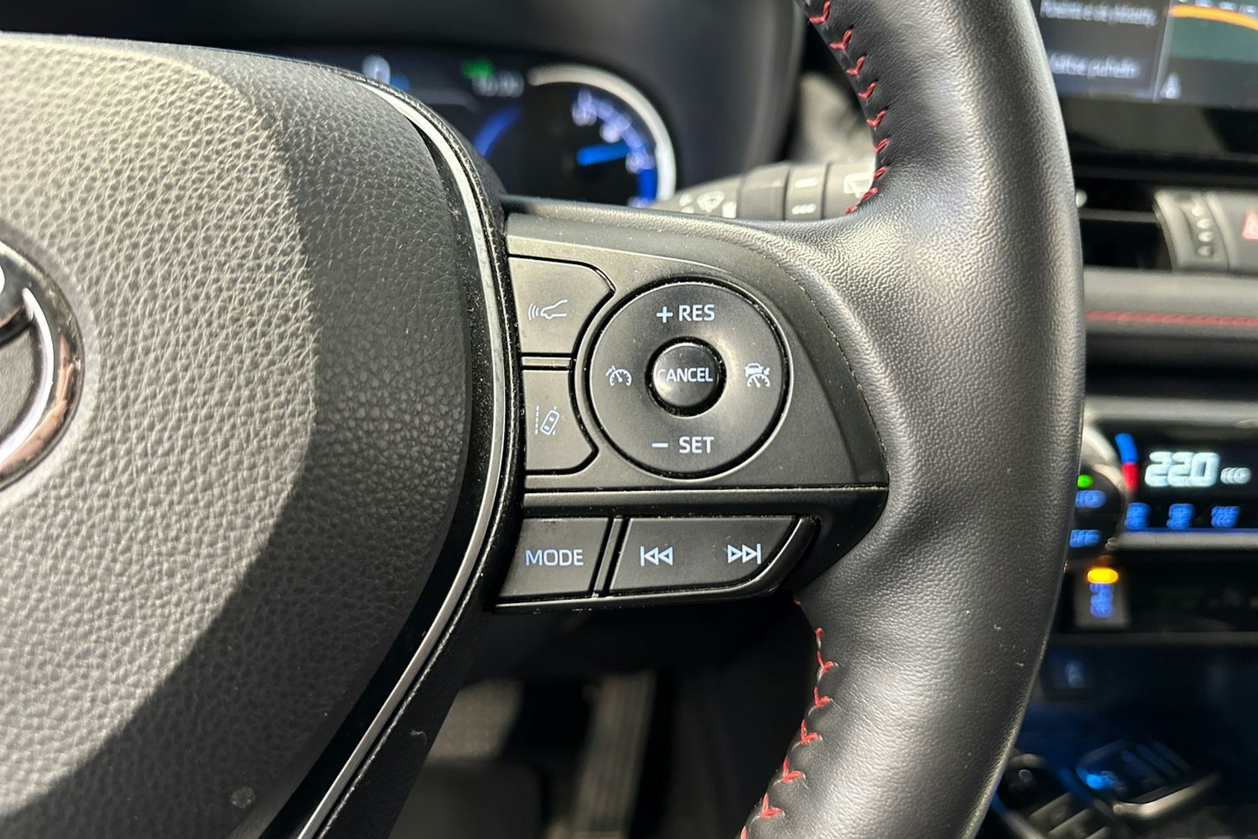 Punainen Toyota RAV4 Plug-in 2022 kuva 20.