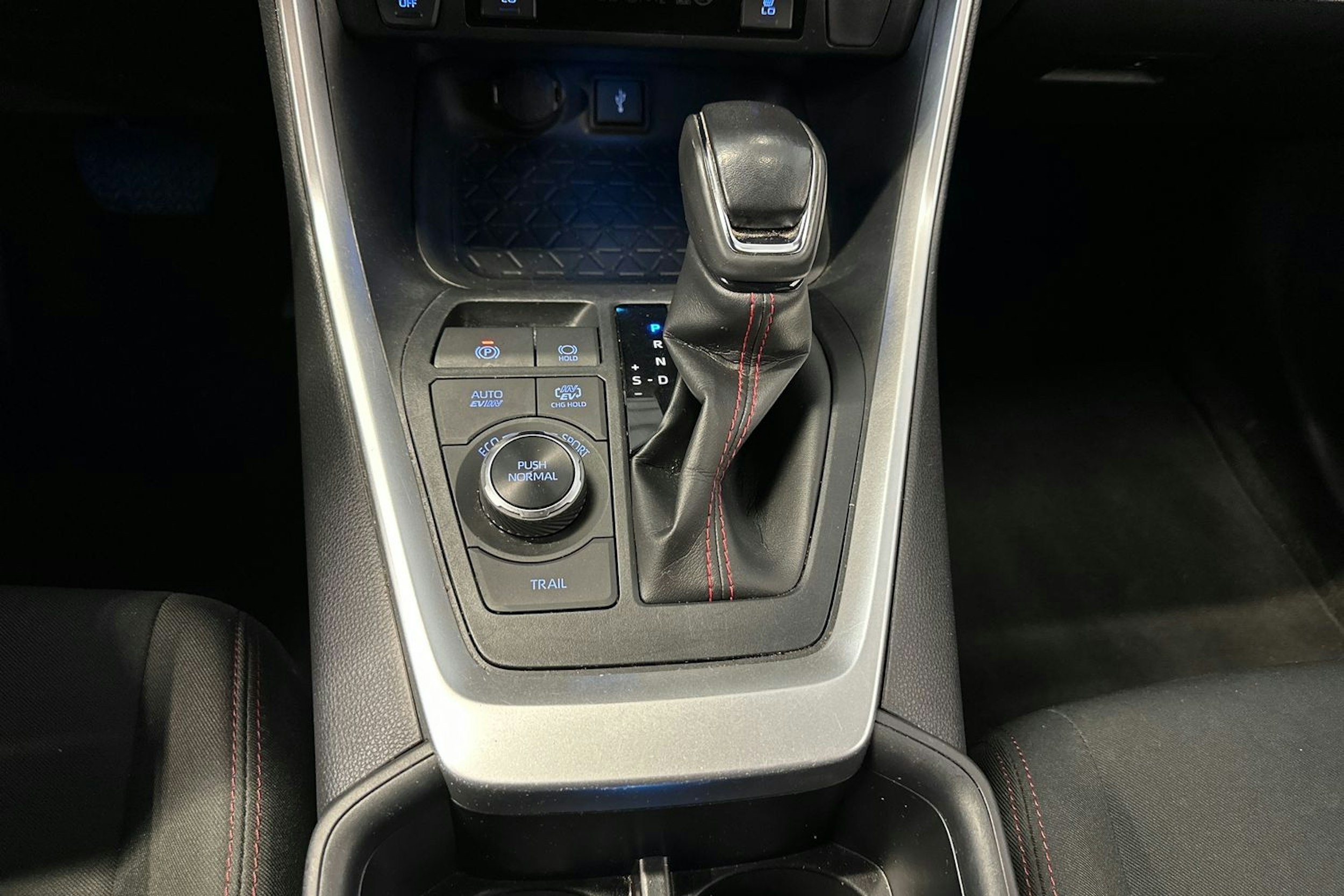 Punainen Toyota RAV4 Plug-in 2022 kuva 24.