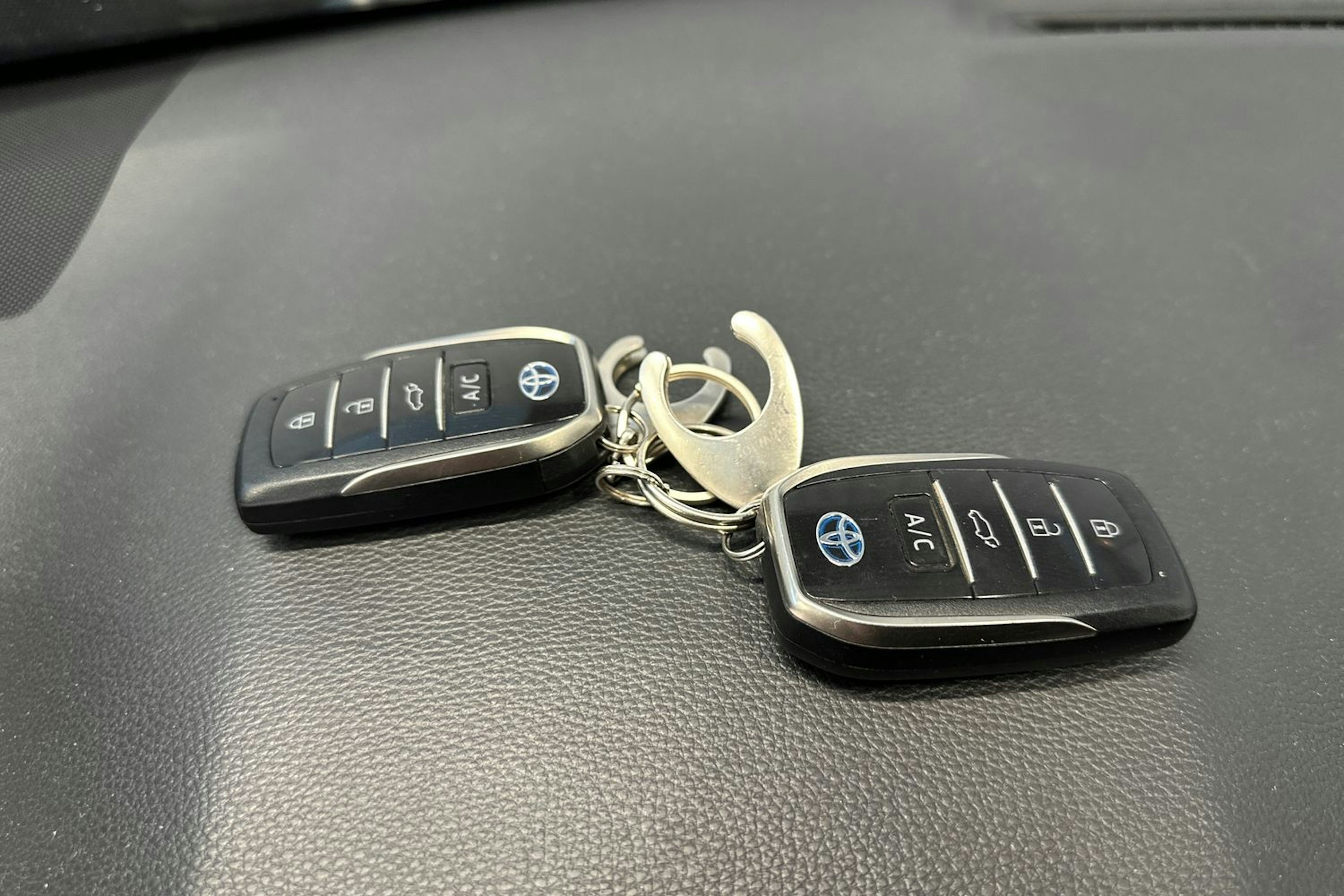 Punainen Toyota RAV4 Plug-in 2022 kuva 25.