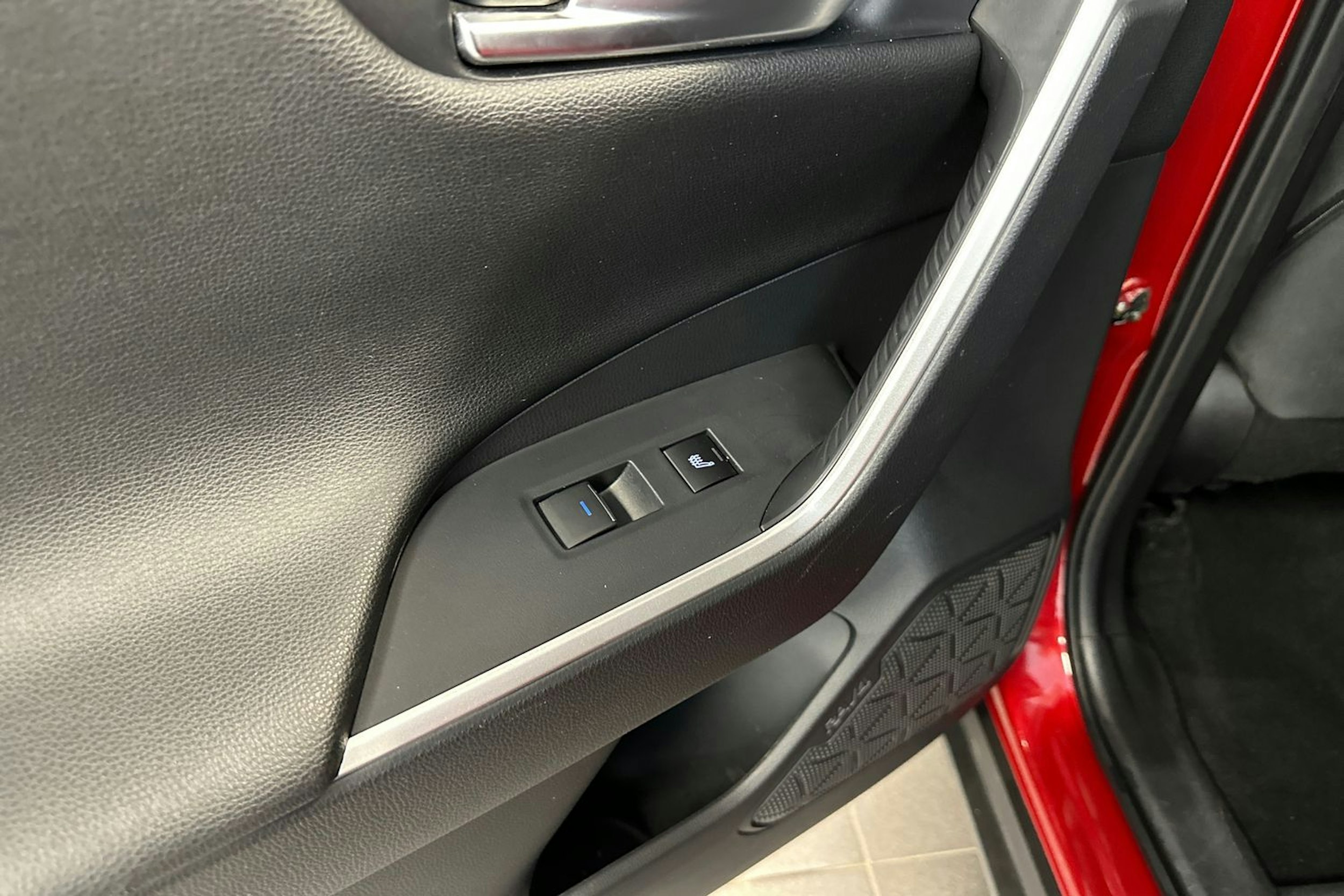 Punainen Toyota RAV4 Plug-in 2022 kuva 26.