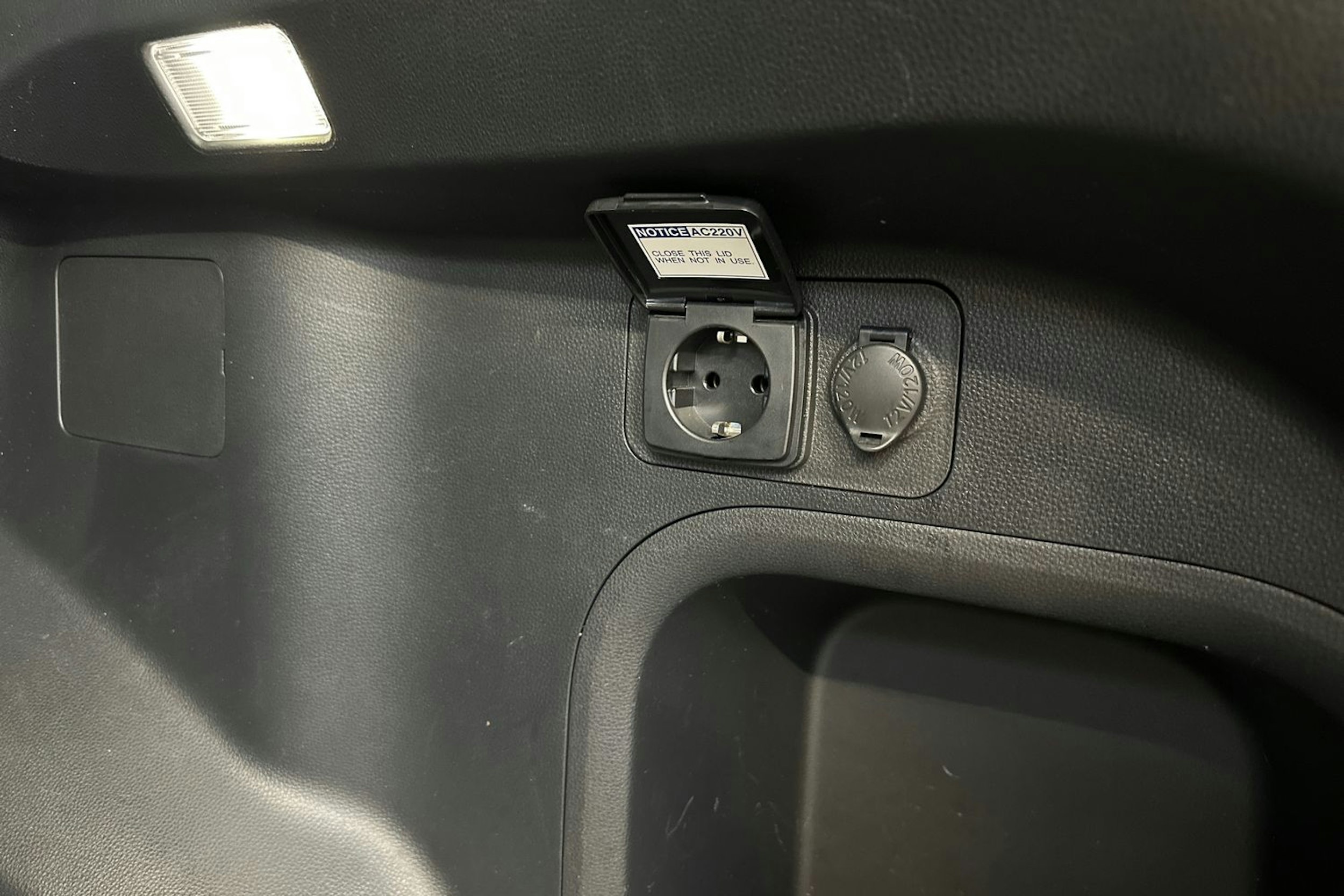 Punainen Toyota RAV4 Plug-in 2022 kuva 27.