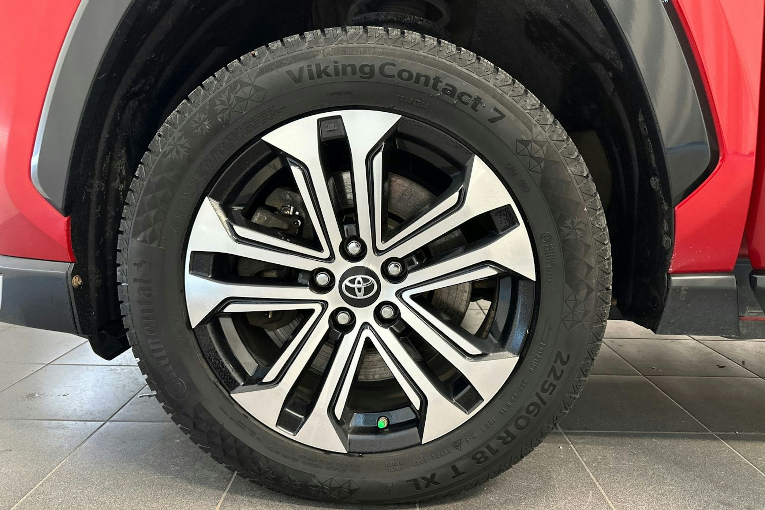 Punainen Toyota RAV4 Plug-in 2022 kuva 28.