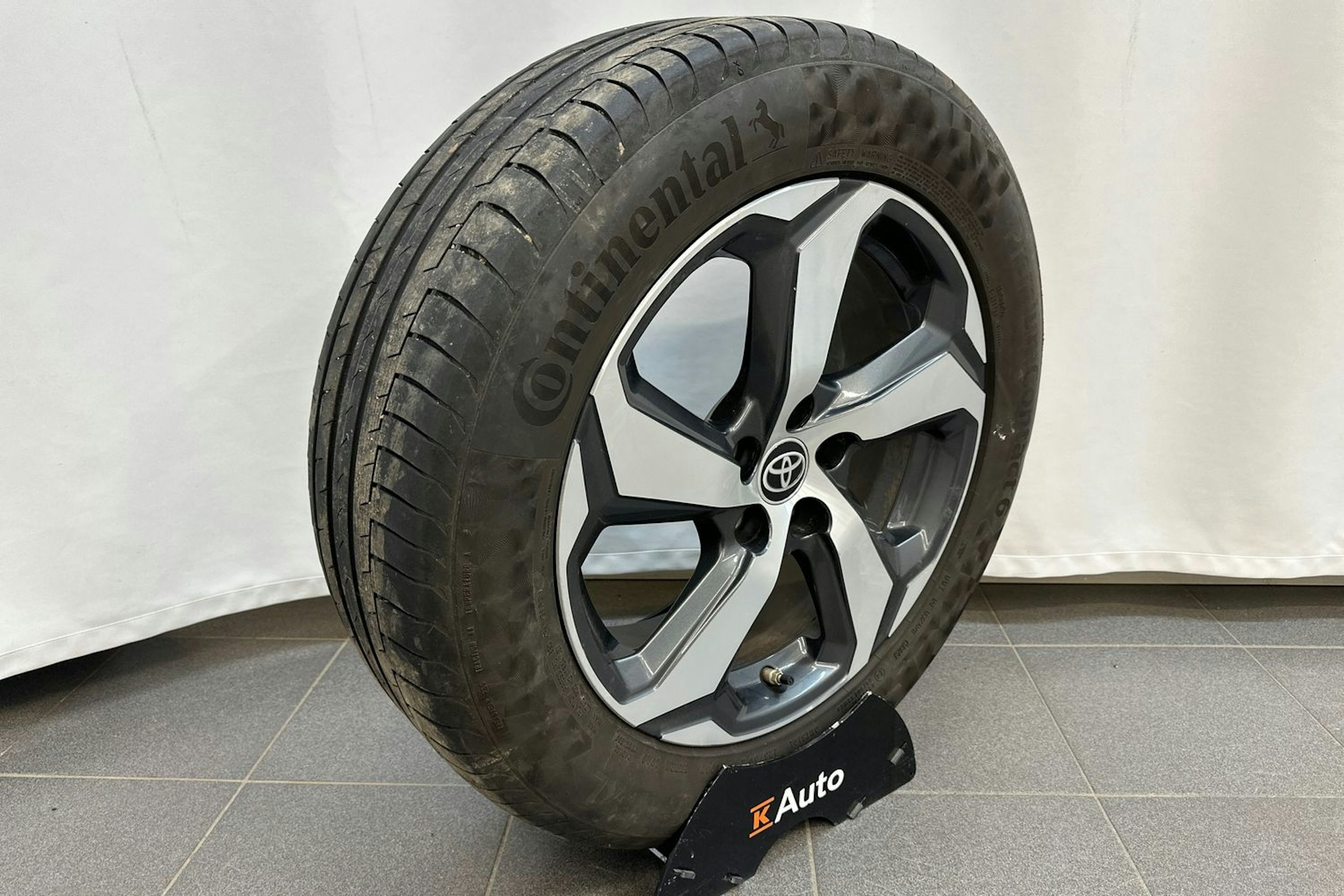 Punainen Toyota RAV4 Plug-in 2022 kuva 30.