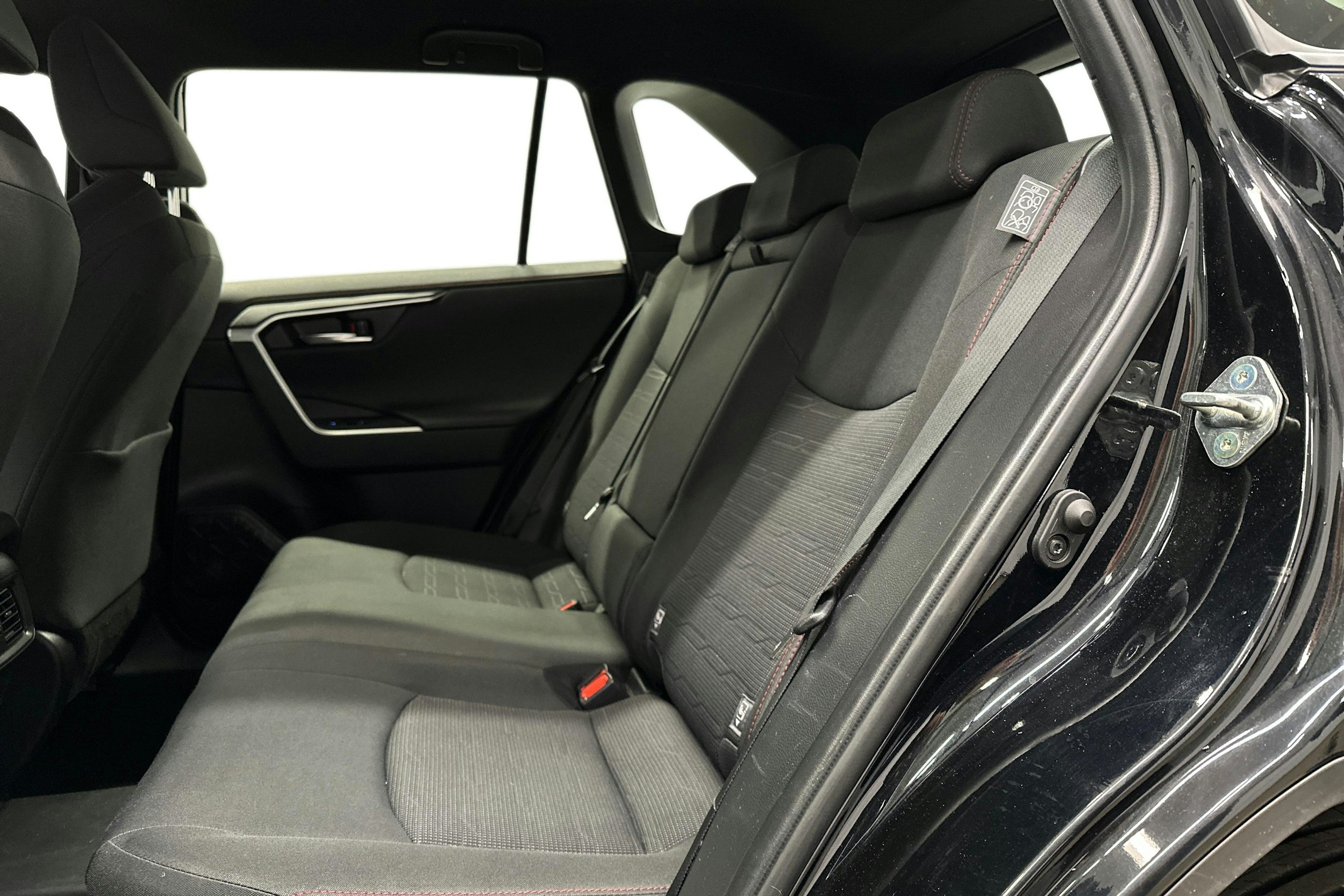 musta Toyota RAV4 Plug-in 2022 kuva 8.