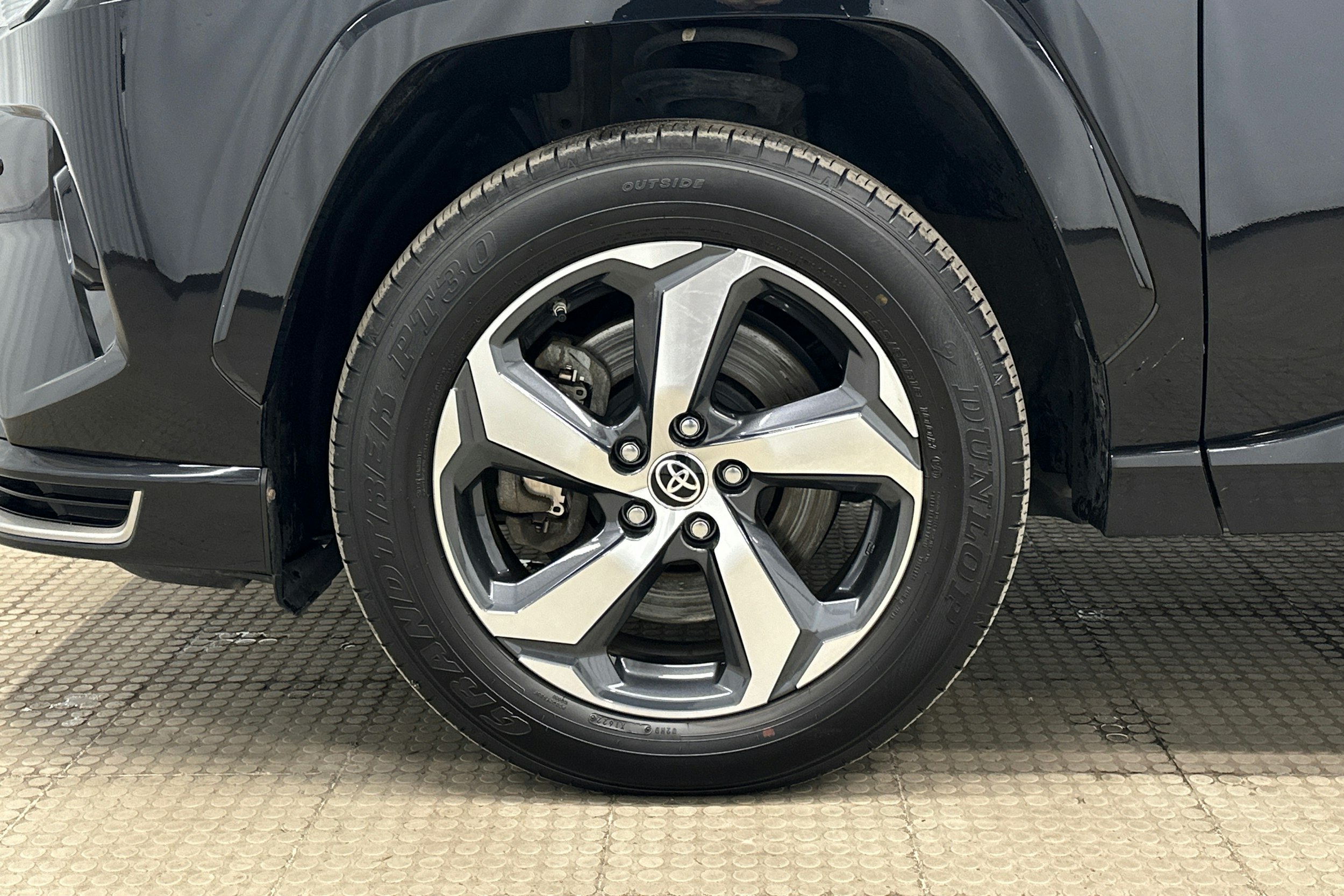 musta Toyota RAV4 Plug-in 2022 kuva 9.