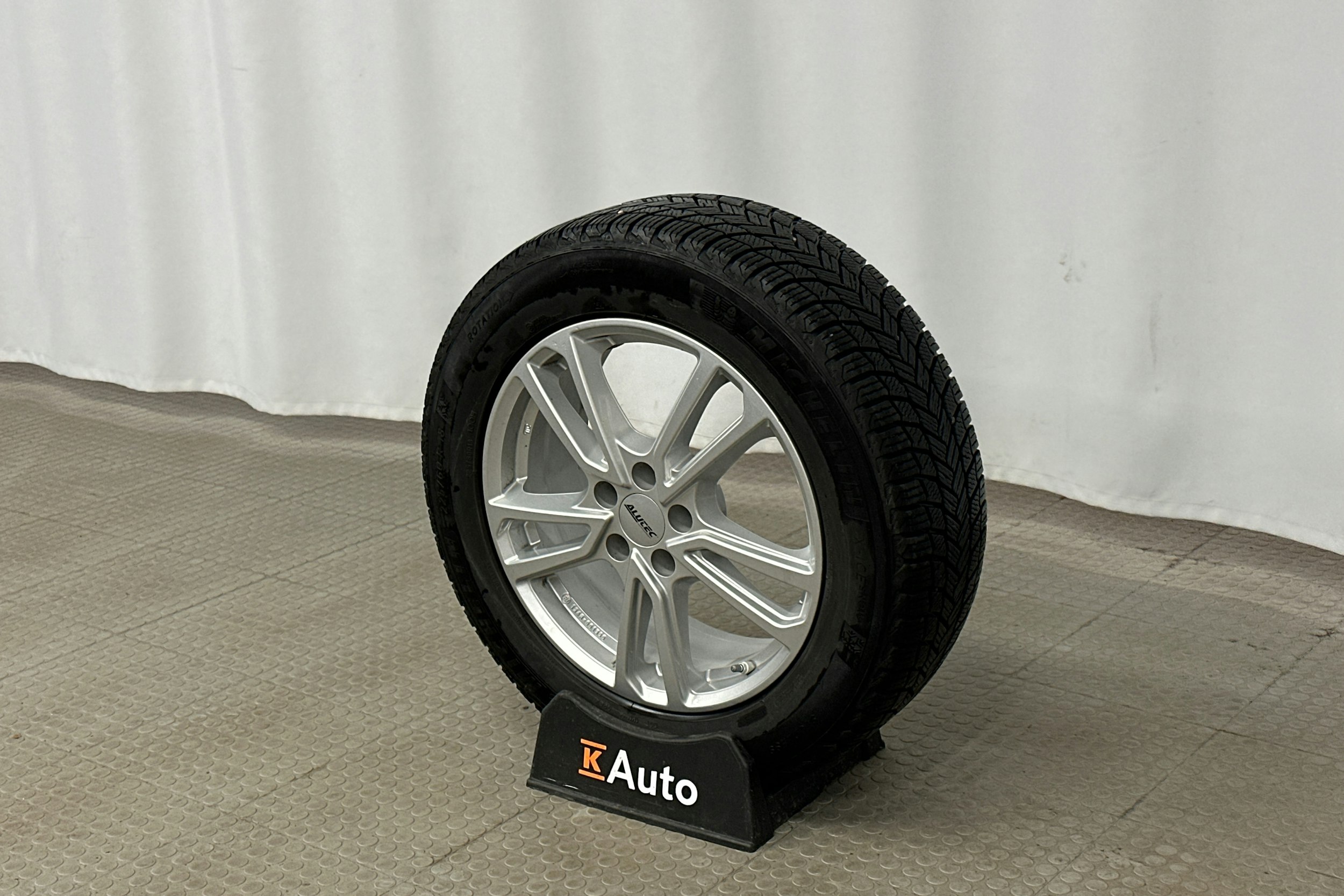 musta Toyota RAV4 Plug-in 2022 kuva 10.