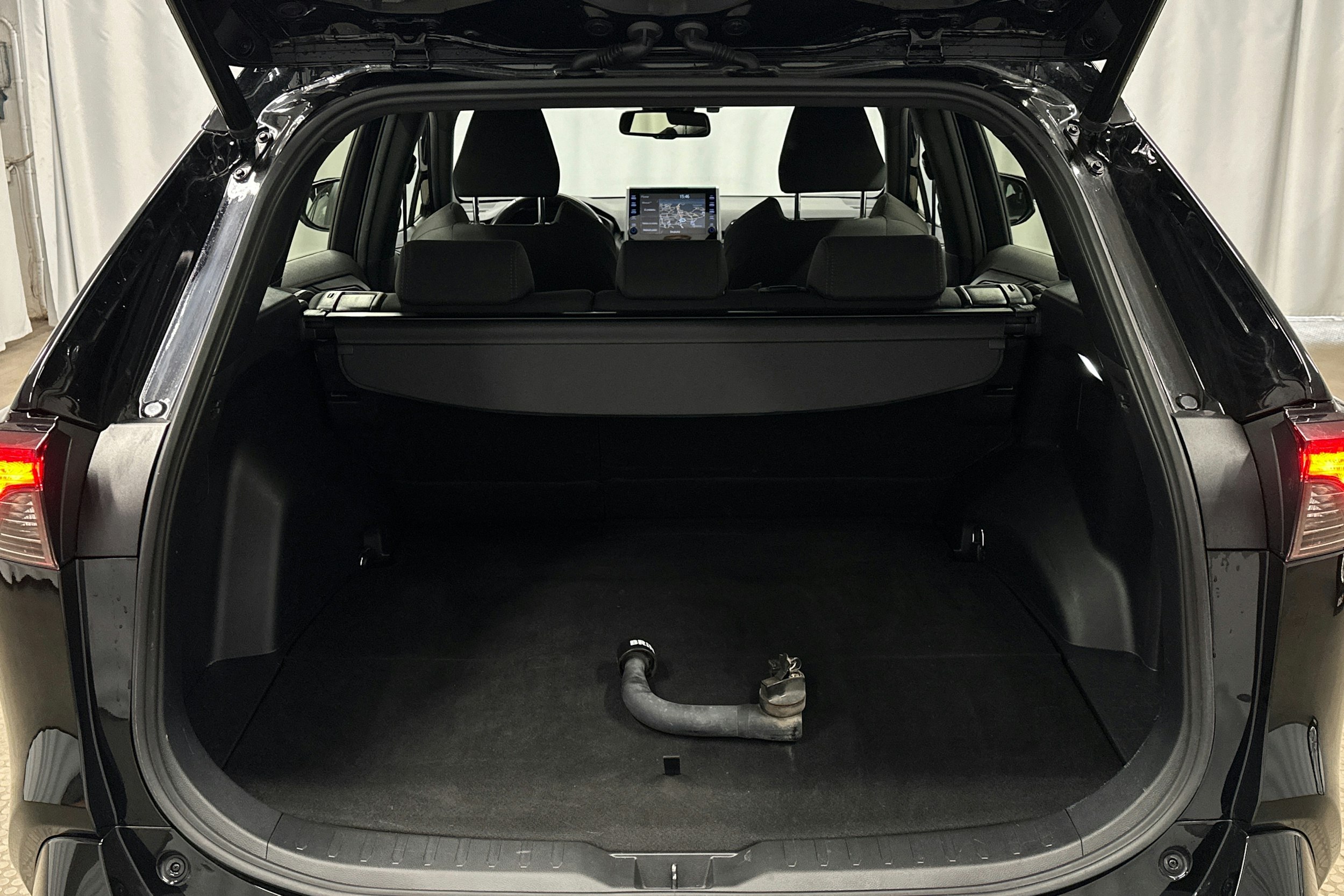 musta Toyota RAV4 Plug-in 2022 kuva 11.