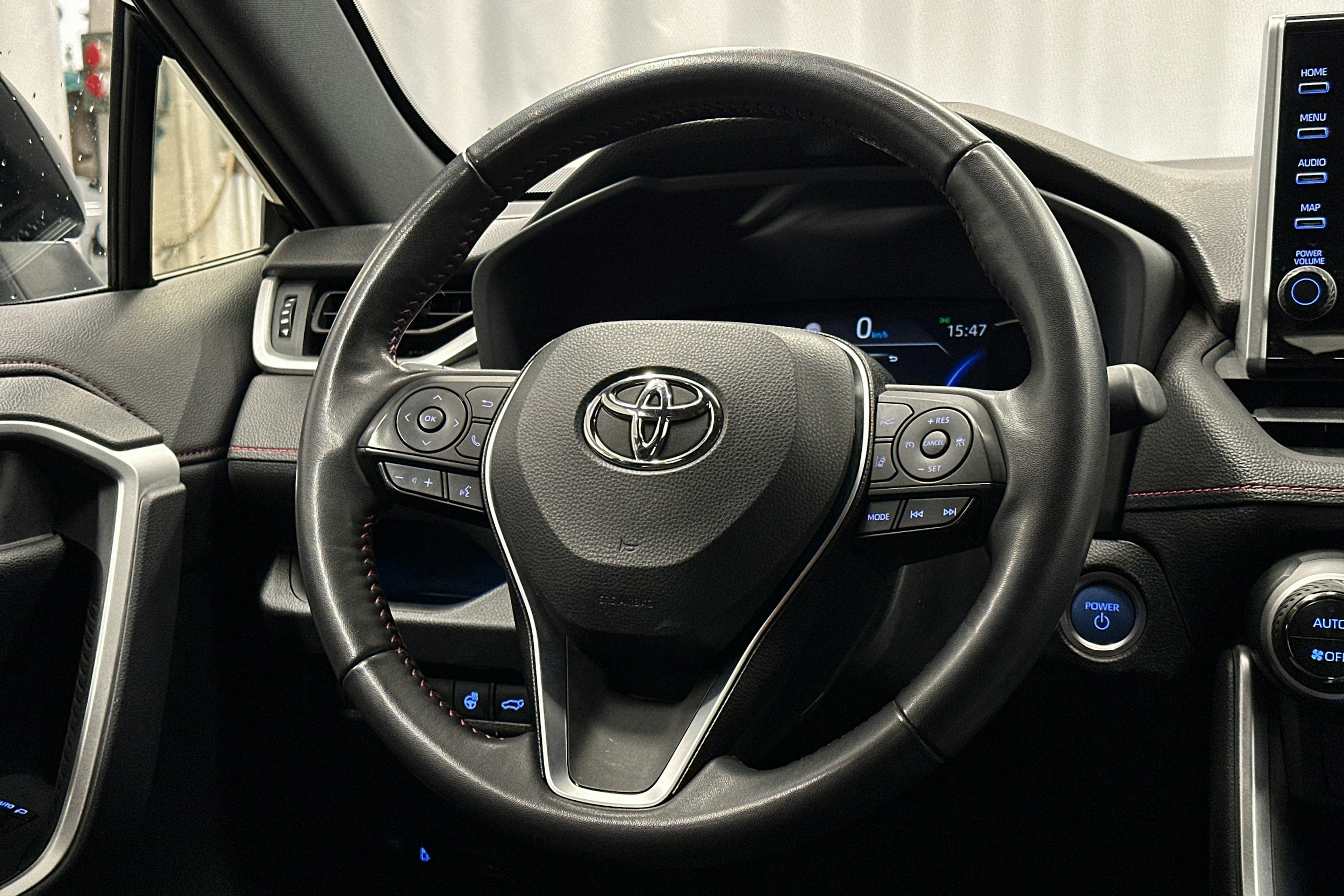 musta Toyota RAV4 Plug-in 2022 kuva 13.
