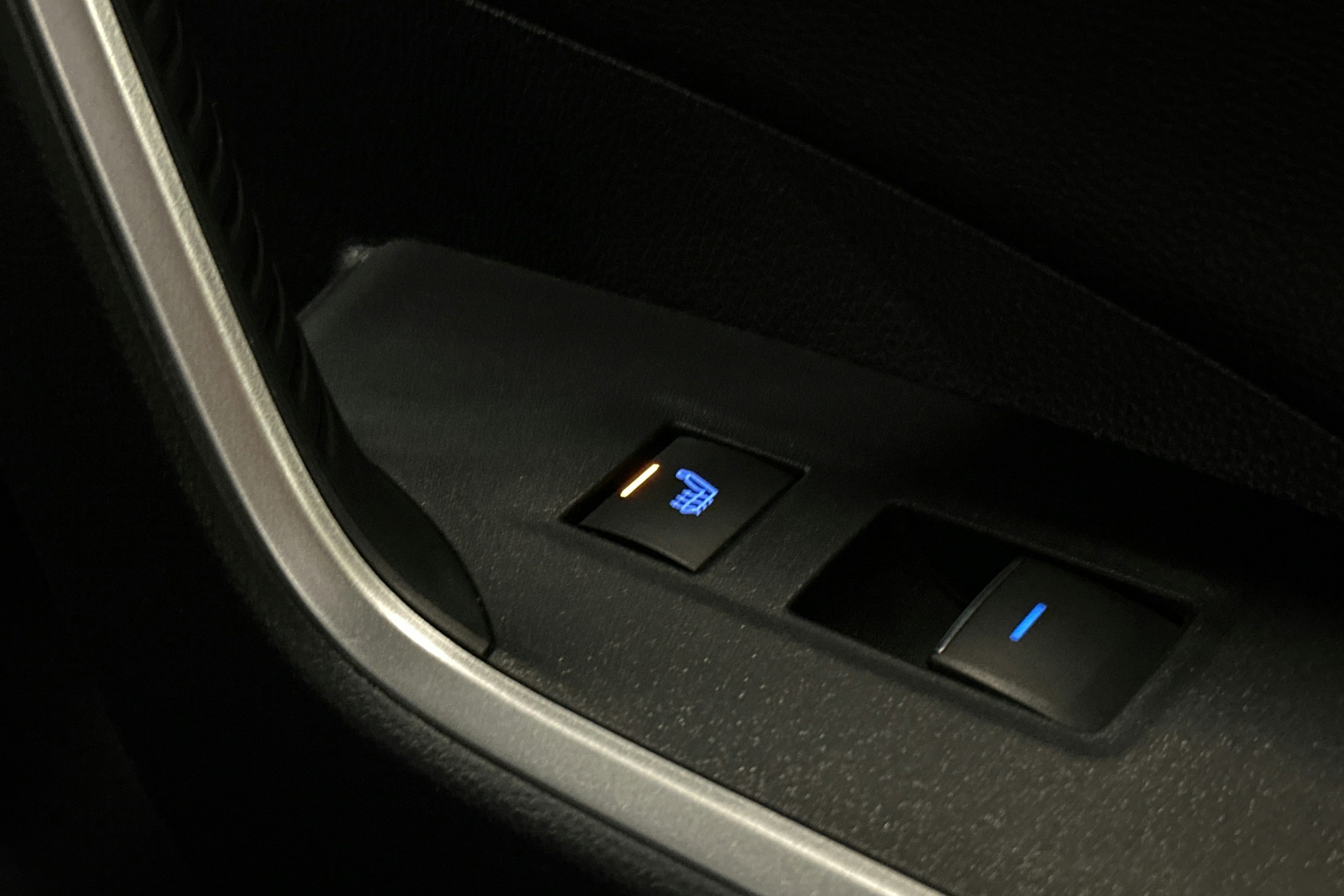 musta Toyota RAV4 Plug-in 2022 kuva 14.