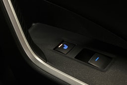 musta Toyota RAV4 Plug-in 2022 kuva 14.