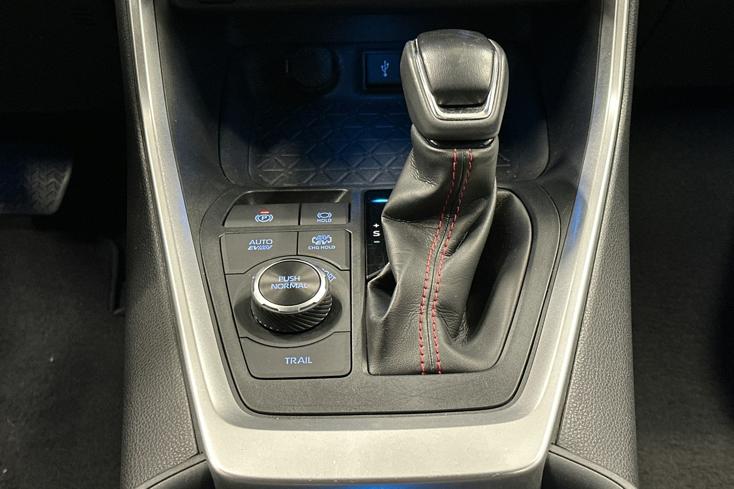 musta Toyota RAV4 Plug-in 2022 kuva 15.