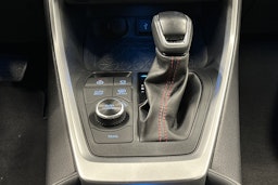 musta Toyota RAV4 Plug-in 2022 kuva 15.