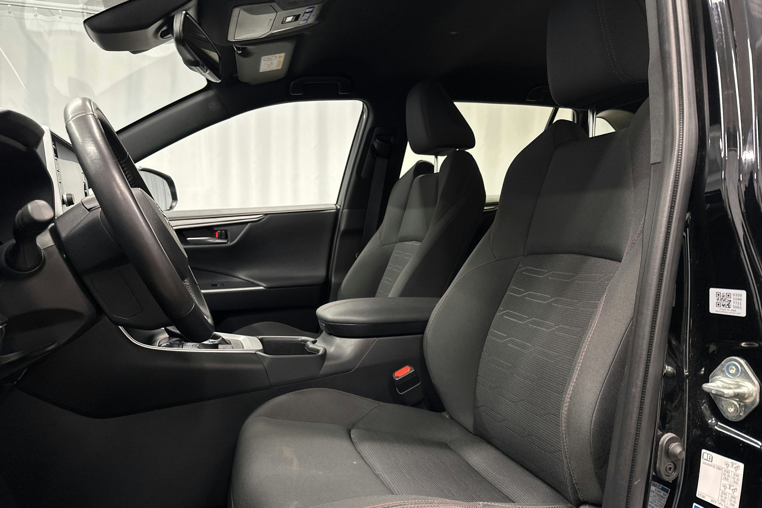 musta Toyota RAV4 Plug-in 2022 kuva 16.