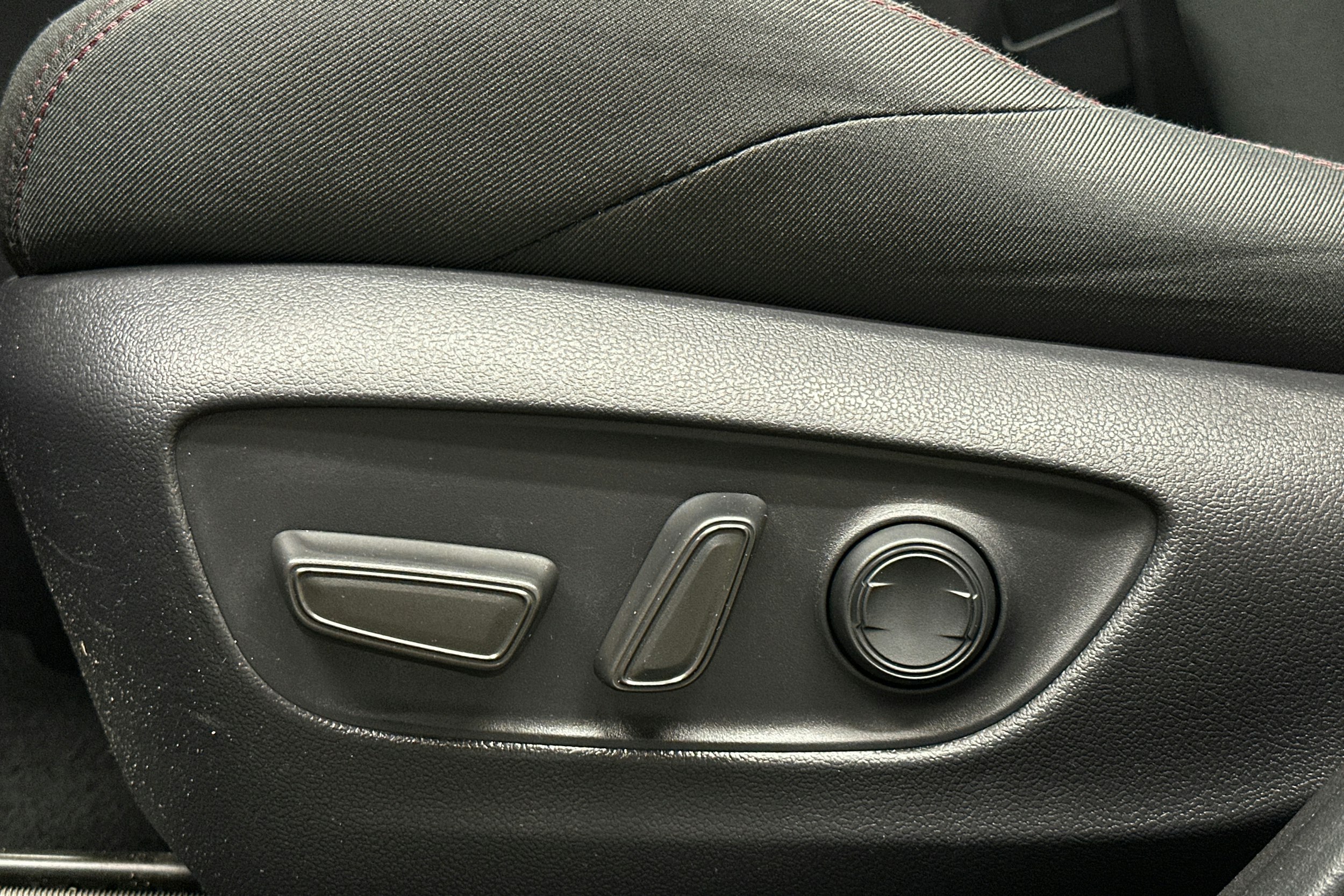 musta Toyota RAV4 Plug-in 2022 kuva 17.