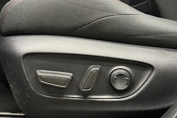 musta Toyota RAV4 Plug-in 2022 kuva 17.