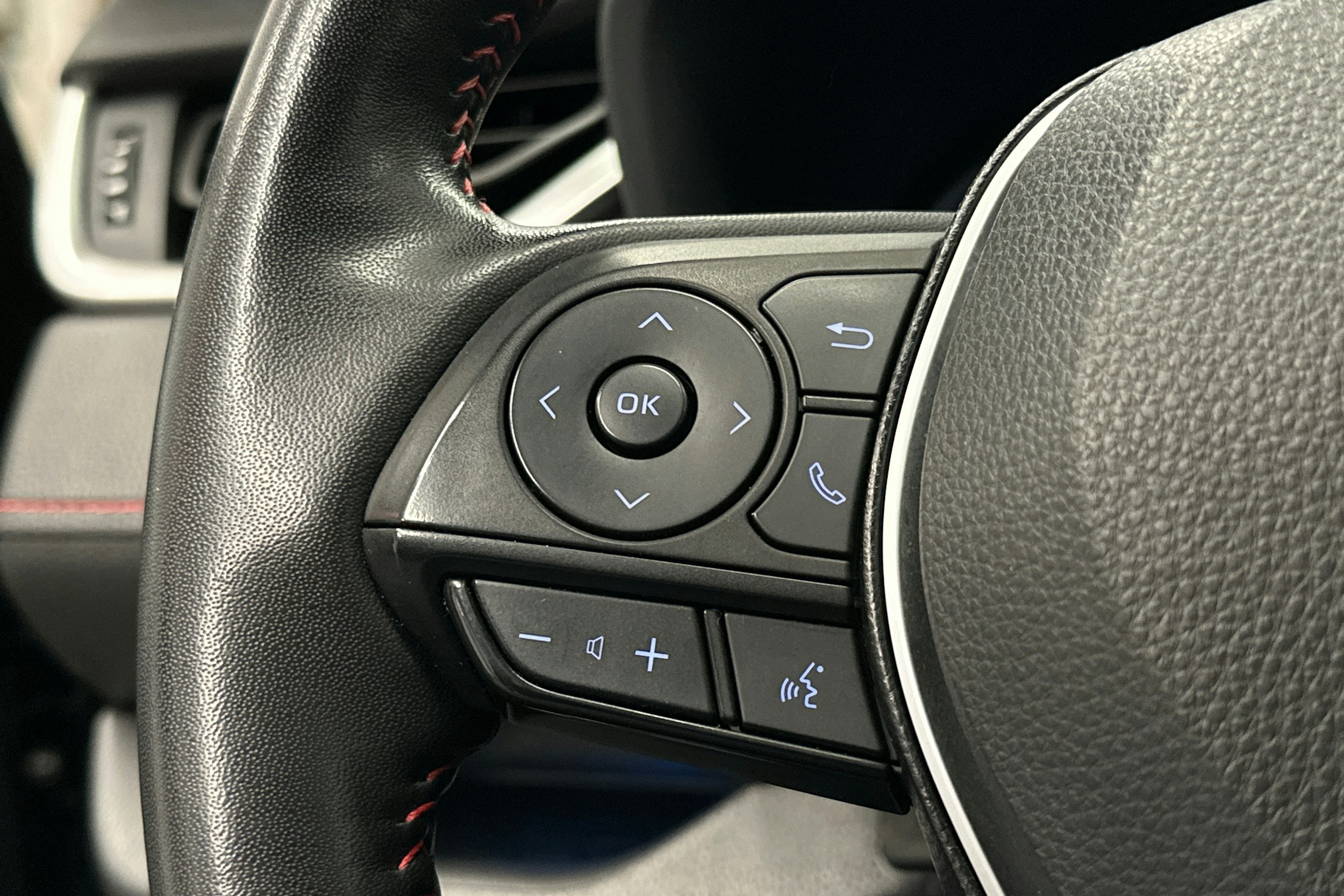 musta Toyota RAV4 Plug-in 2022 kuva 19.