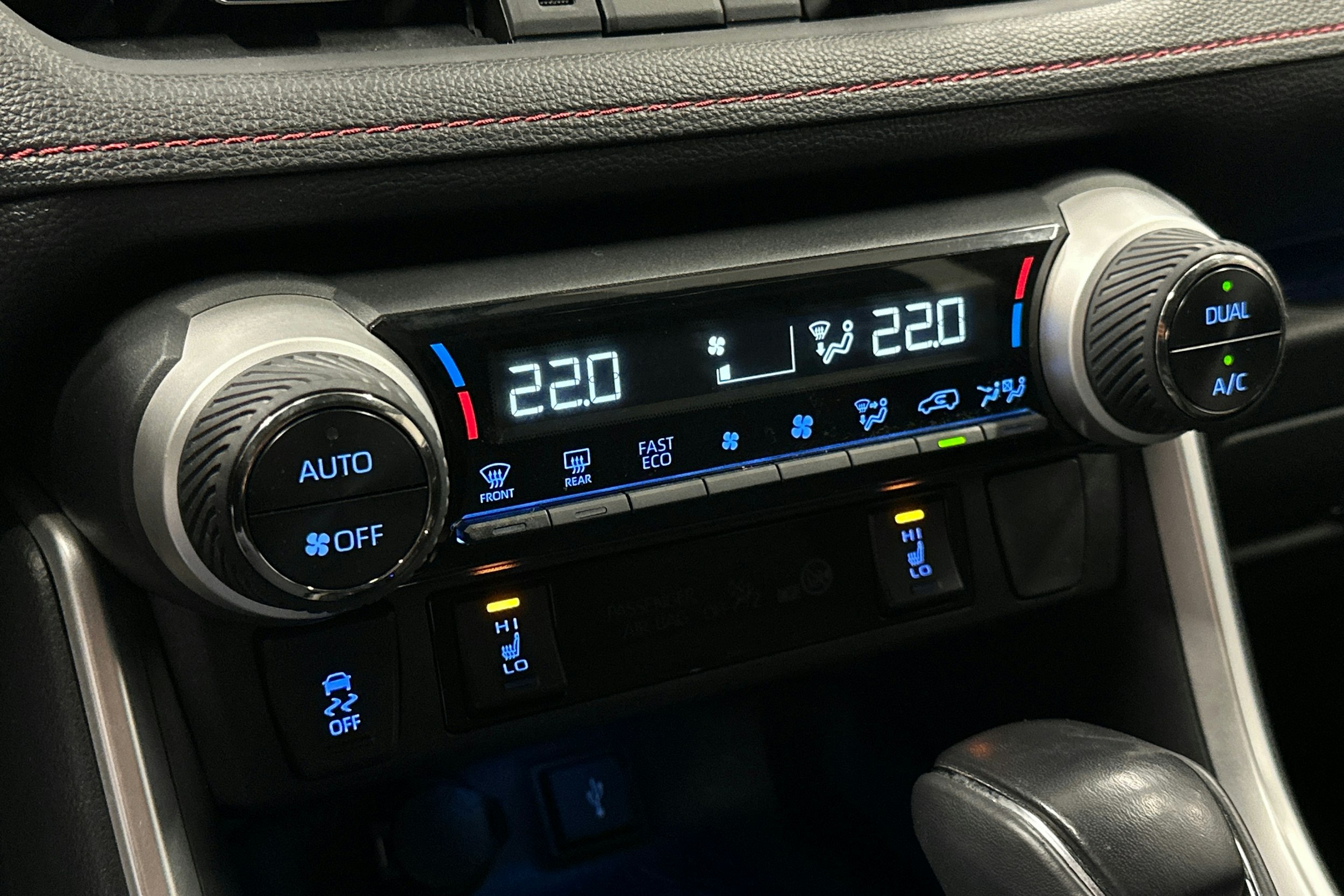 musta Toyota RAV4 Plug-in 2022 kuva 21.