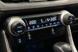 musta Toyota RAV4 Plug-in 2022 kuva 21.
