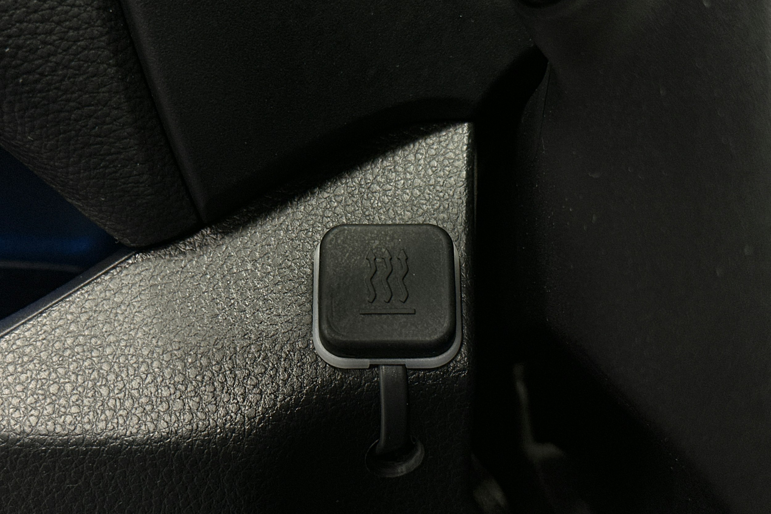 musta Toyota RAV4 Plug-in 2022 kuva 26.