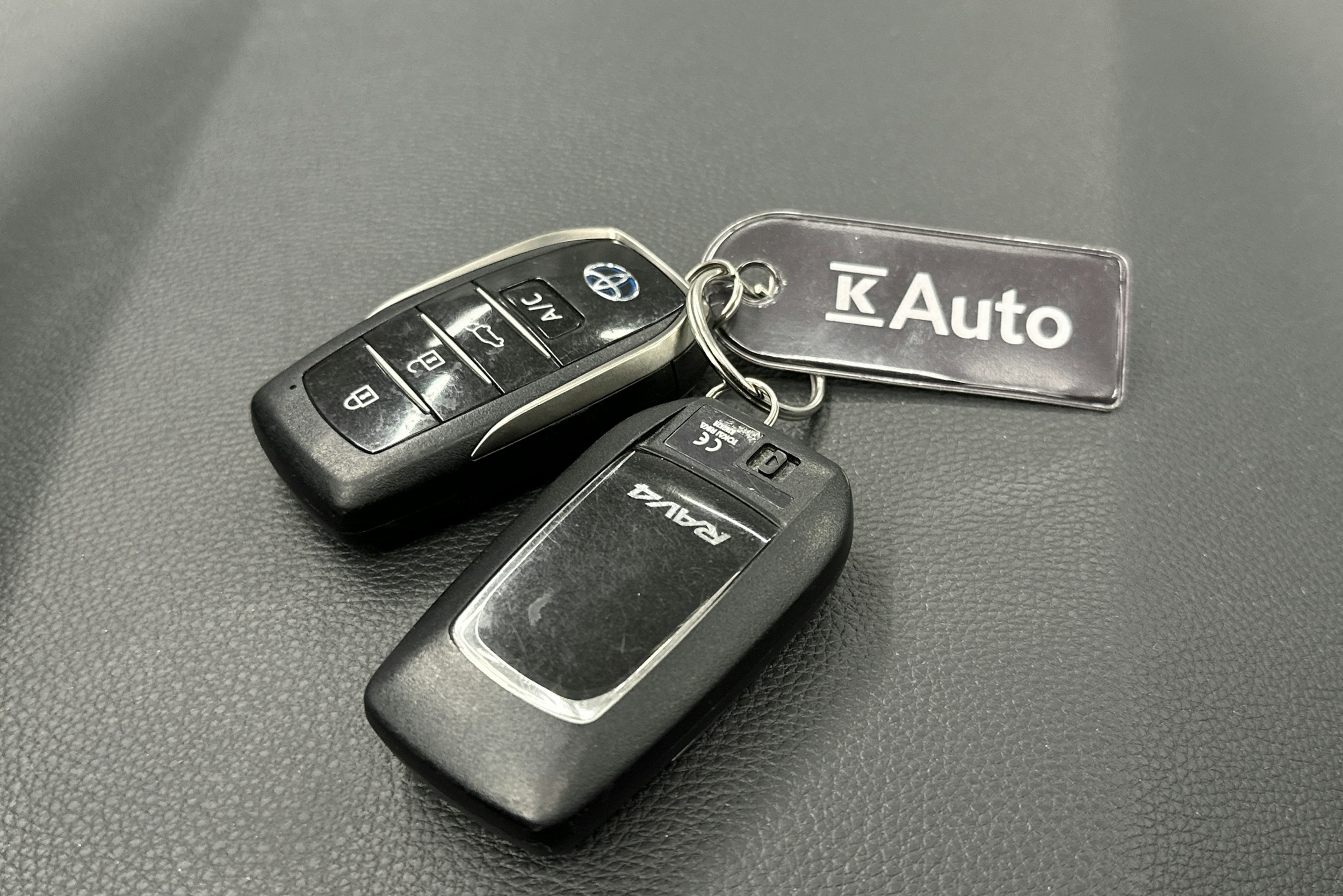 musta Toyota RAV4 Plug-in 2022 kuva 27.