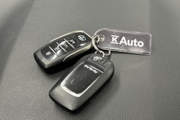 musta Toyota RAV4 Plug-in 2022 kuva 27.