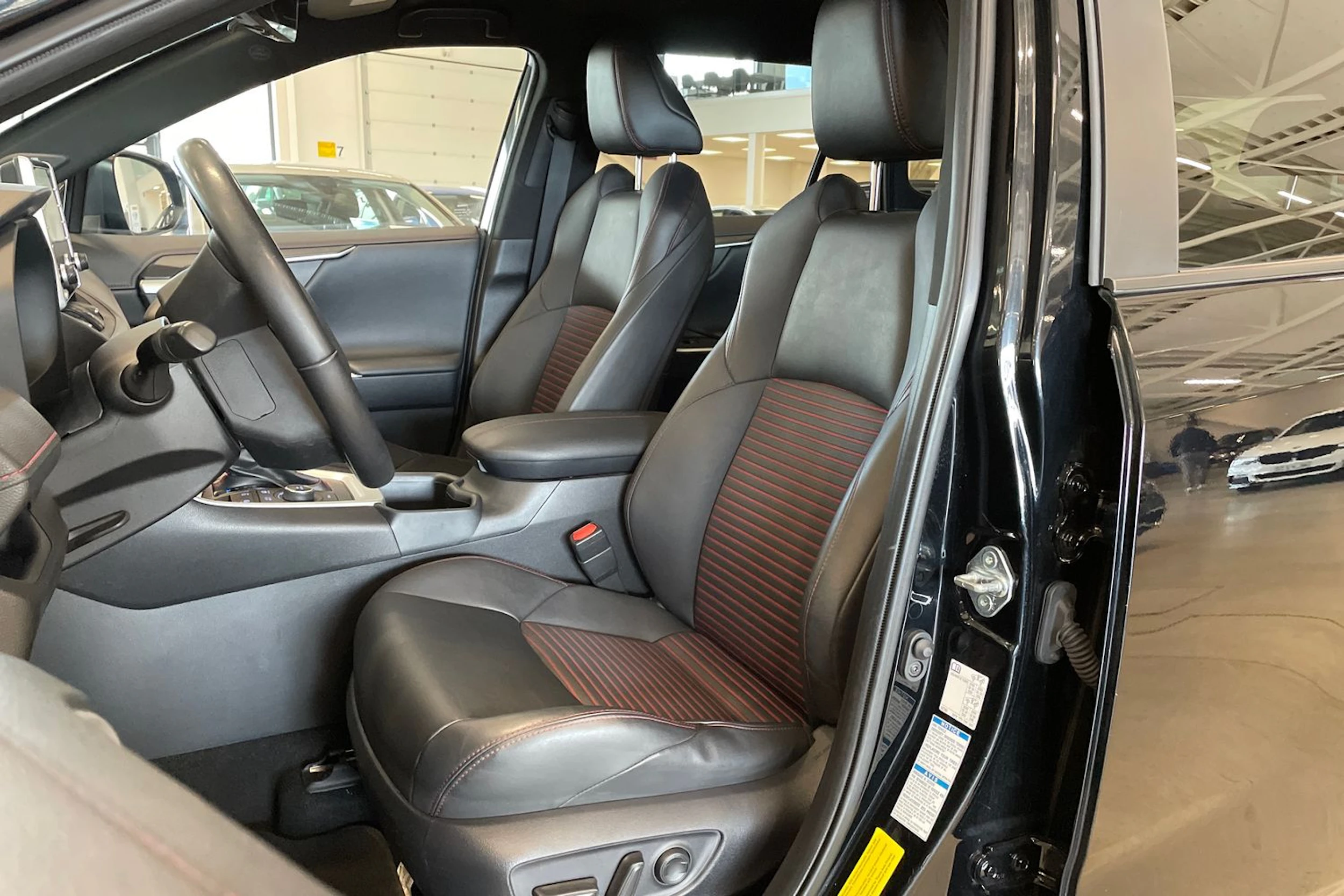 met. musta Toyota RAV4 Plug-in 2022 kuva 15.