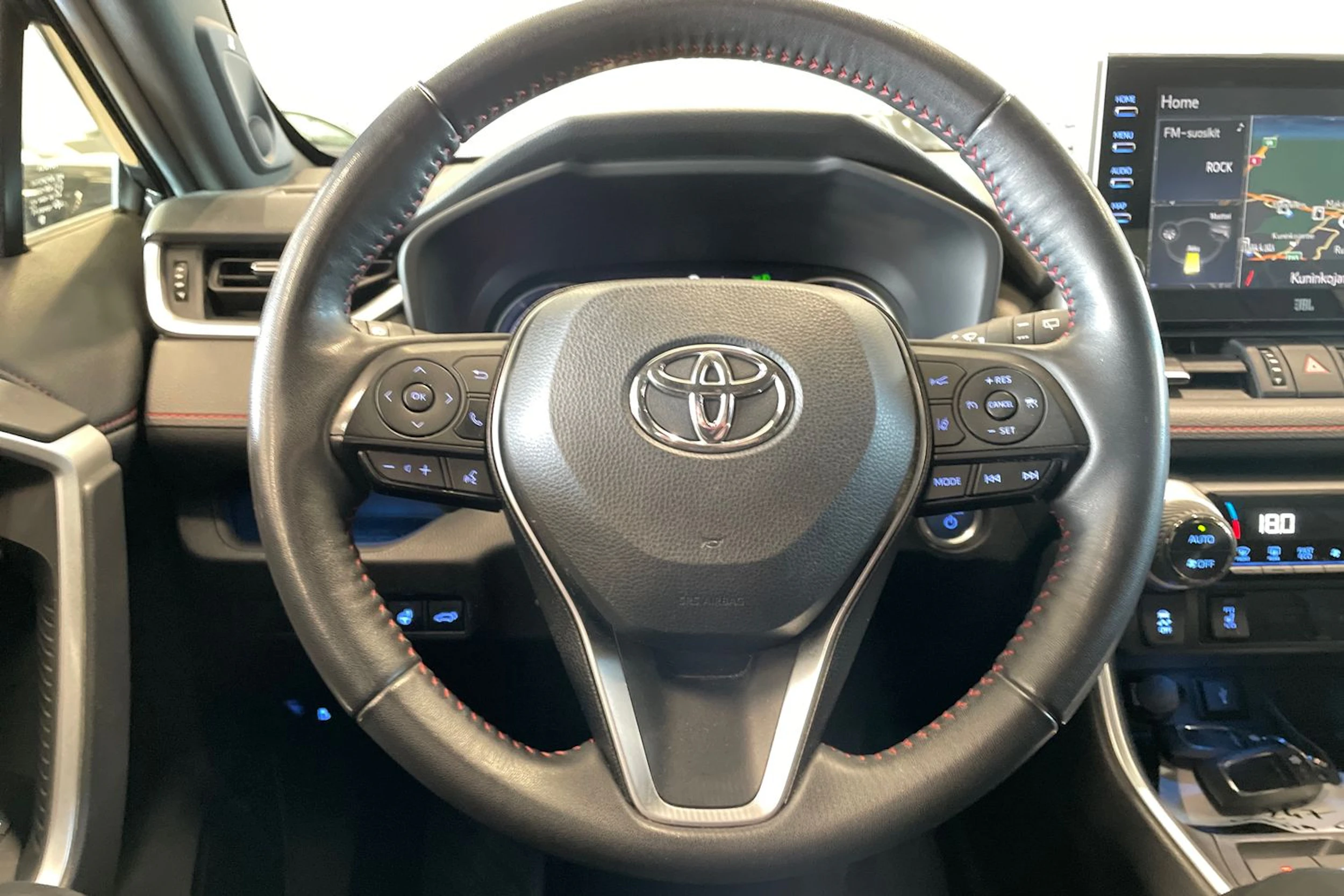met. musta Toyota RAV4 Plug-in 2022 kuva 16.