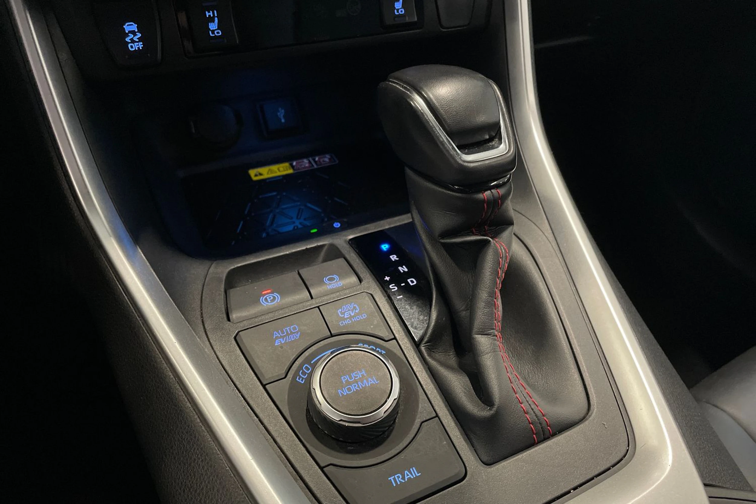 met. musta Toyota RAV4 Plug-in 2022 kuva 28.