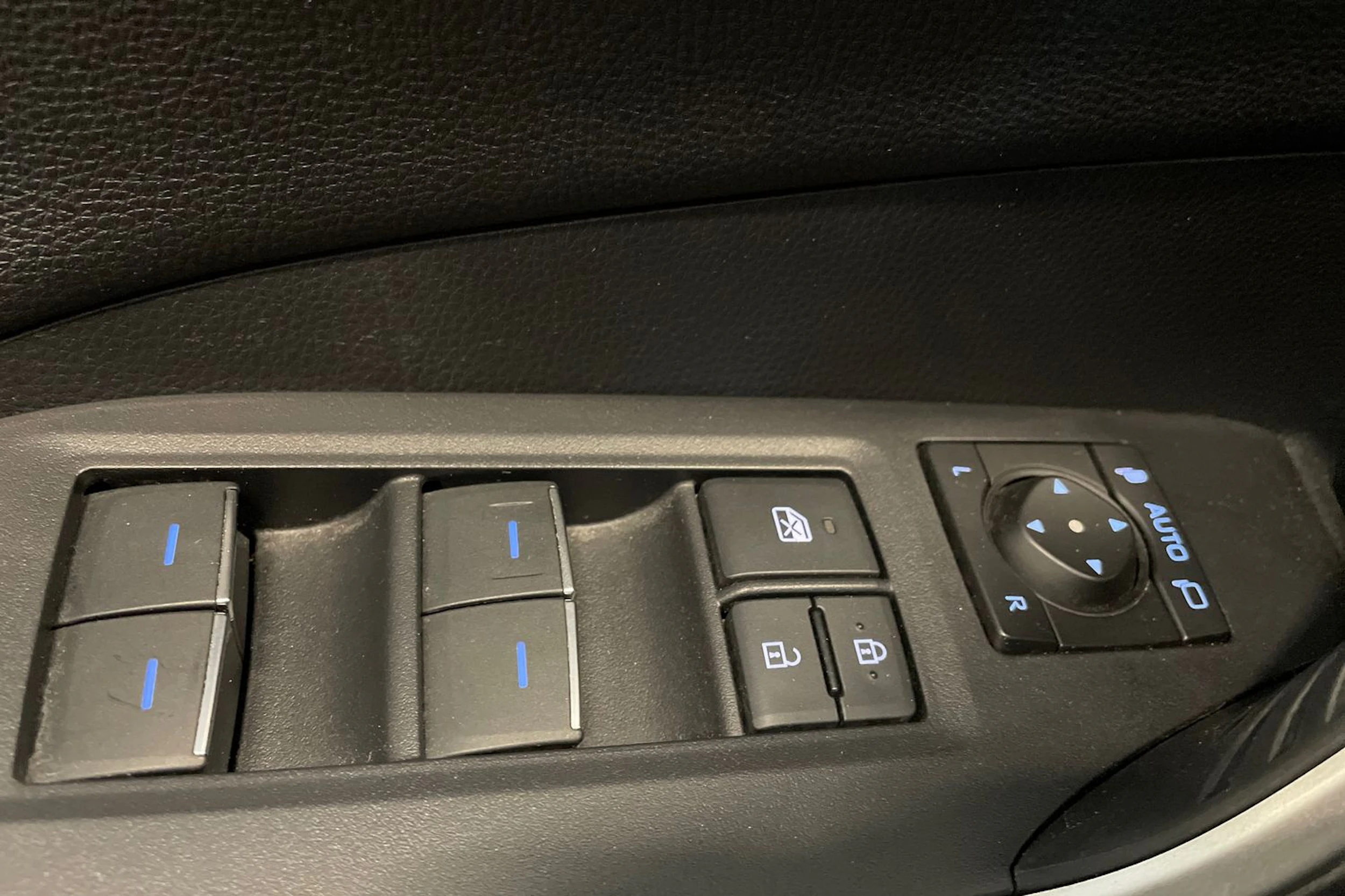 met. musta Toyota RAV4 Plug-in 2022 kuva 30.
