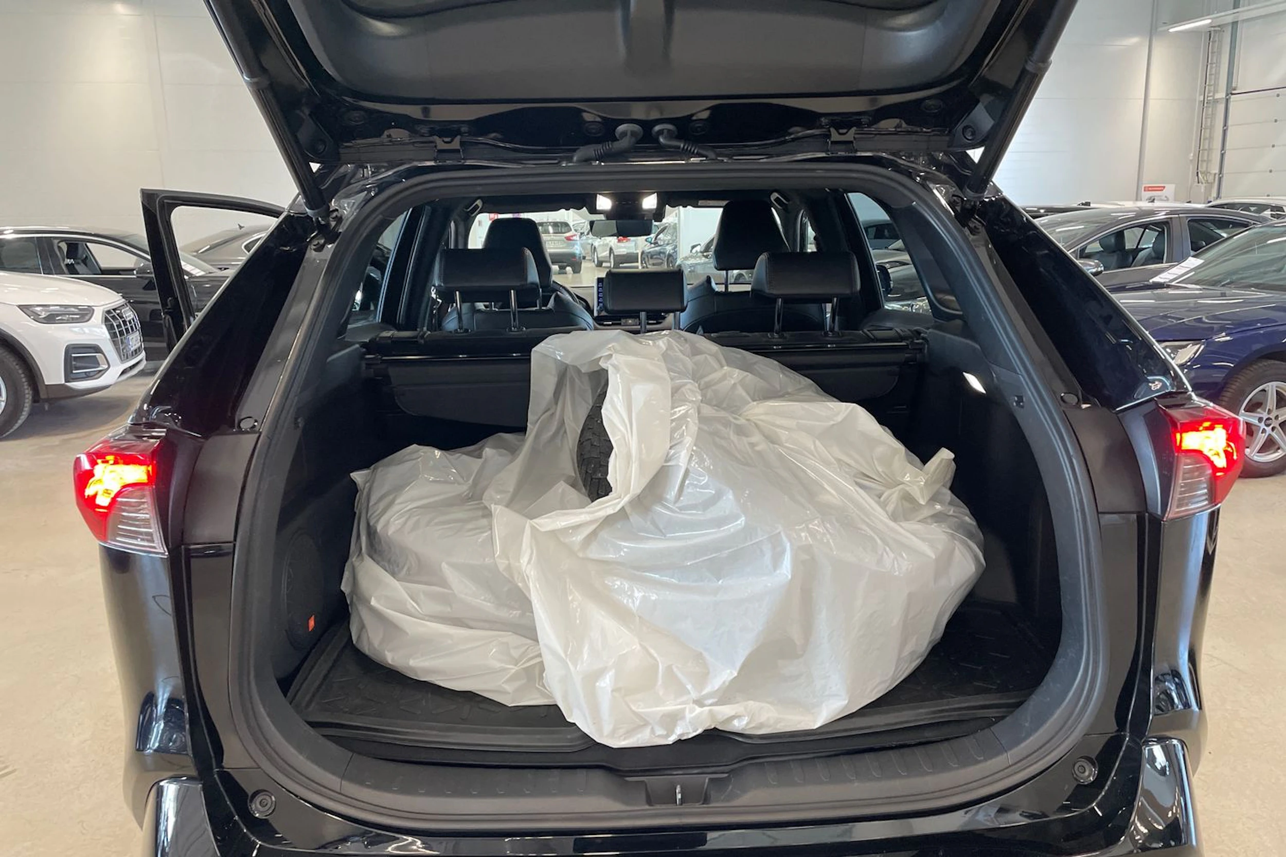 met. musta Toyota RAV4 Plug-in 2022 kuva 31.