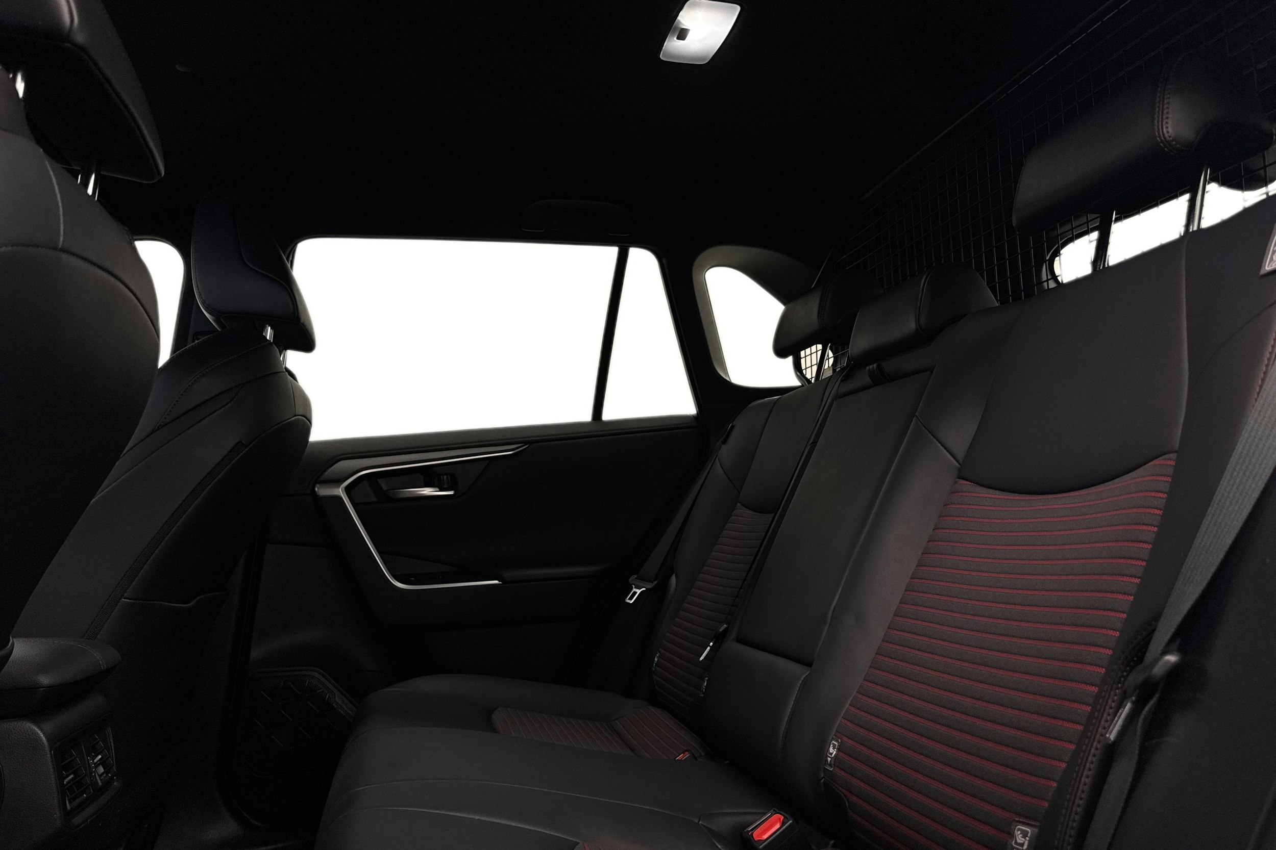 Musta Toyota RAV4 Plug-in 2022 kuva 8.
