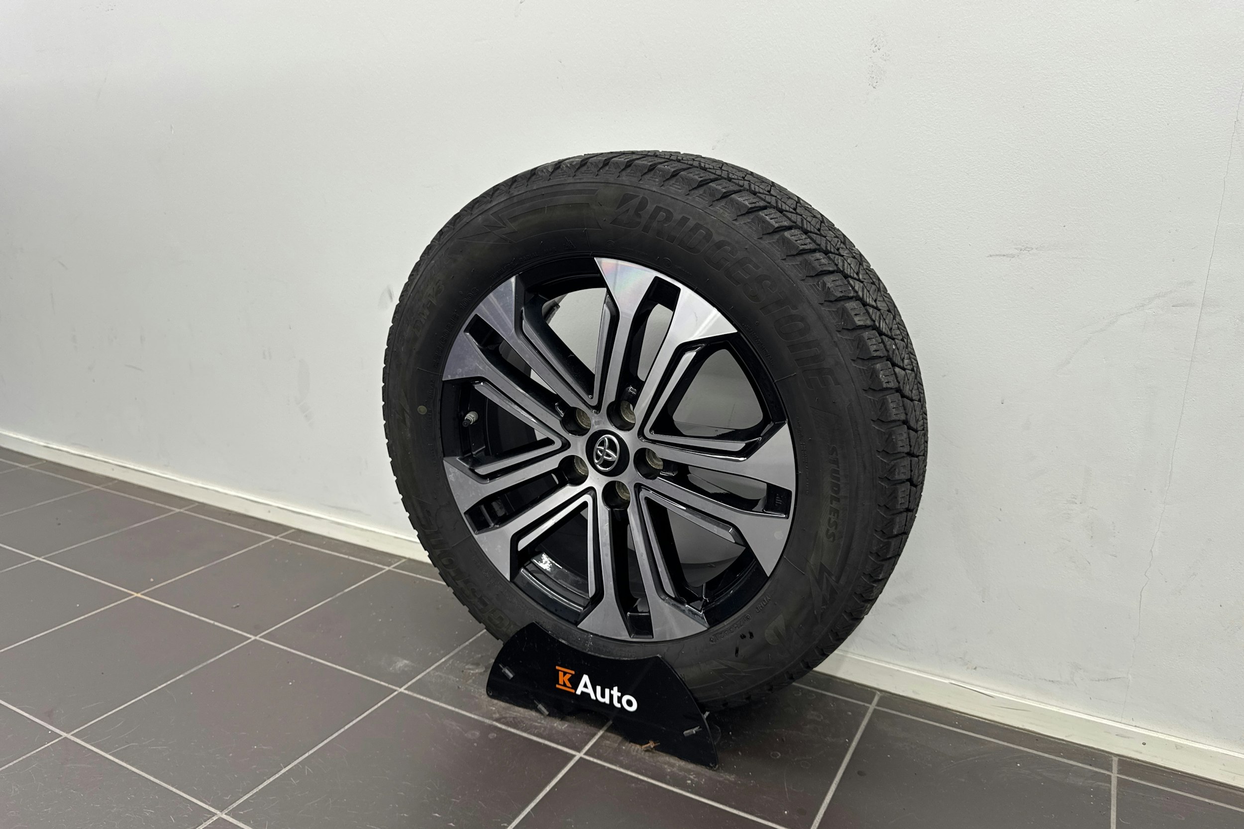 Musta Toyota RAV4 Plug-in 2022 kuva 10.