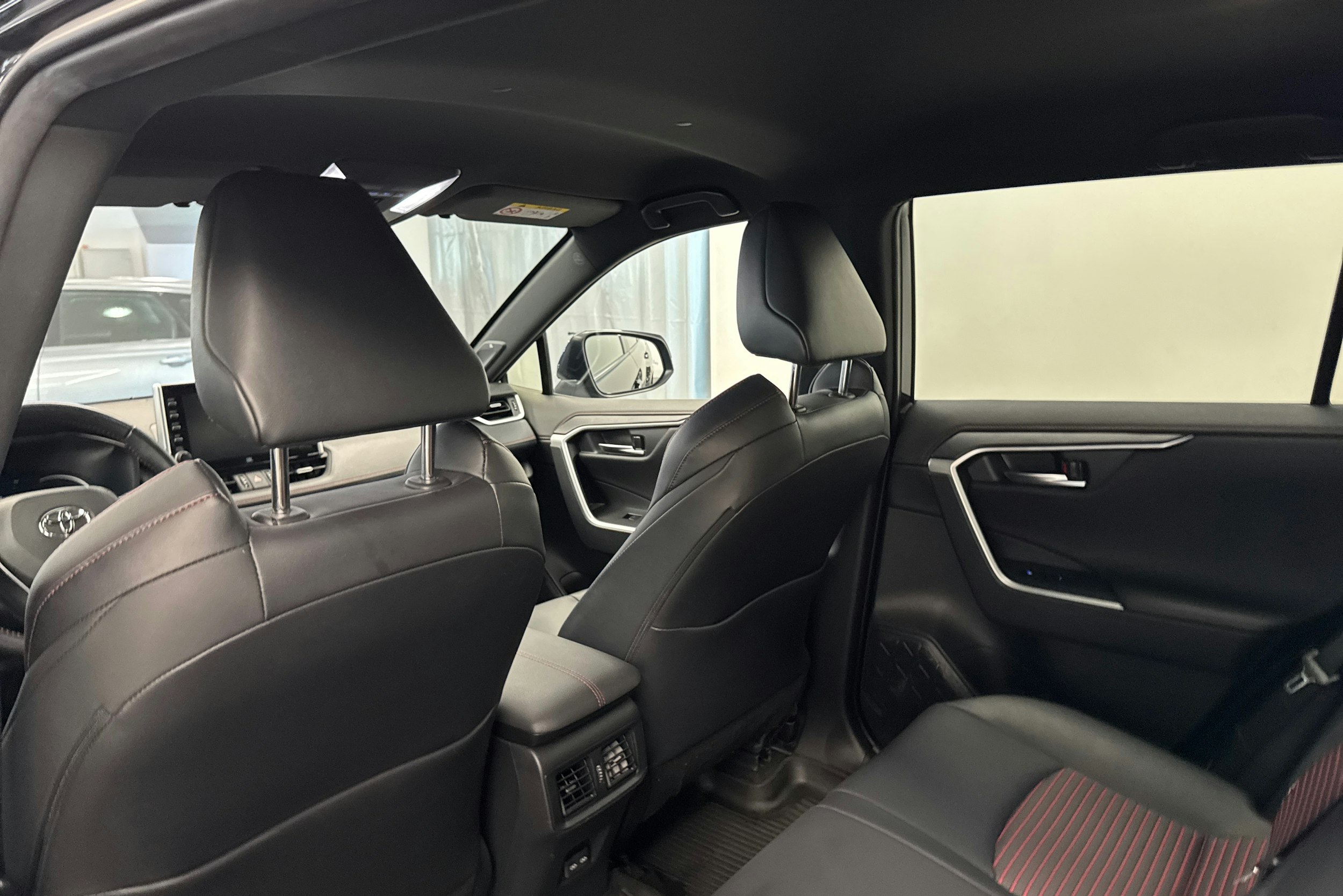 Musta Toyota RAV4 Plug-in 2022 kuva 11.