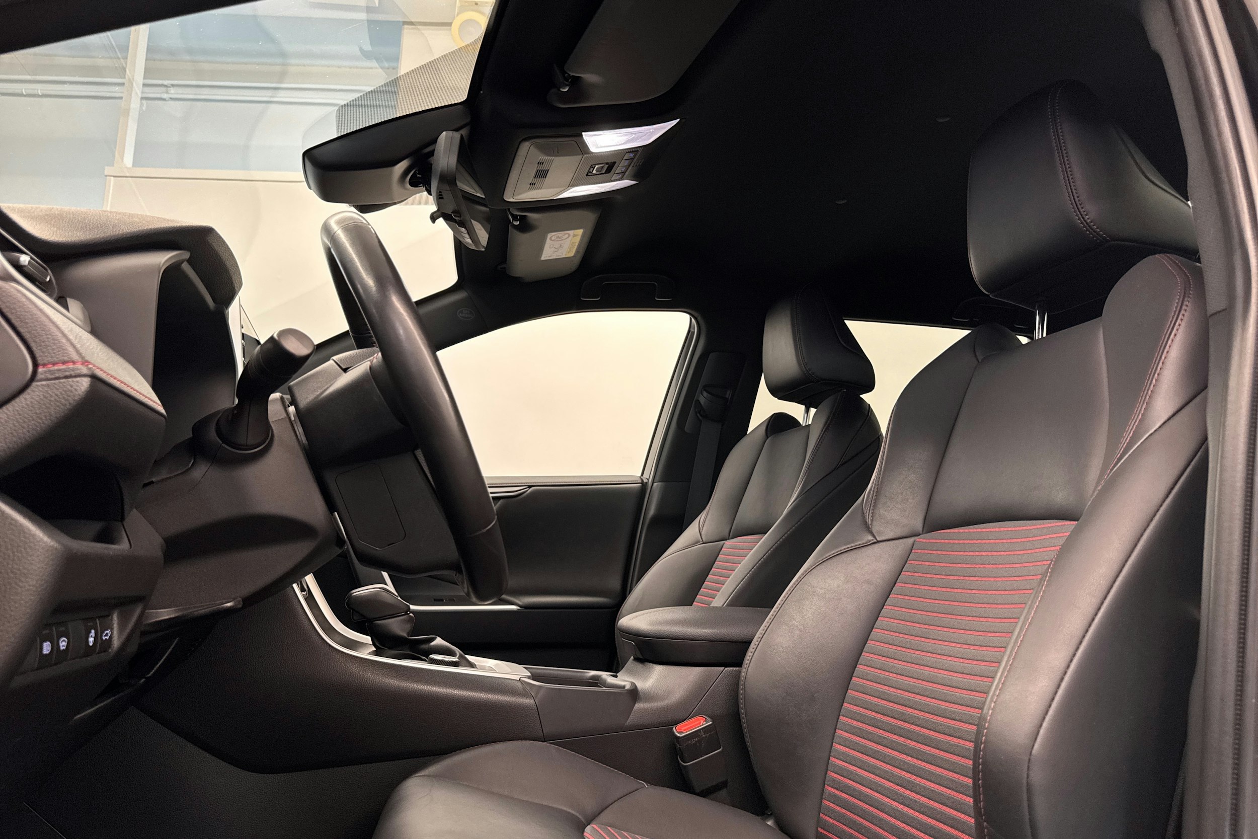 Musta Toyota RAV4 Plug-in 2022 kuva 12.