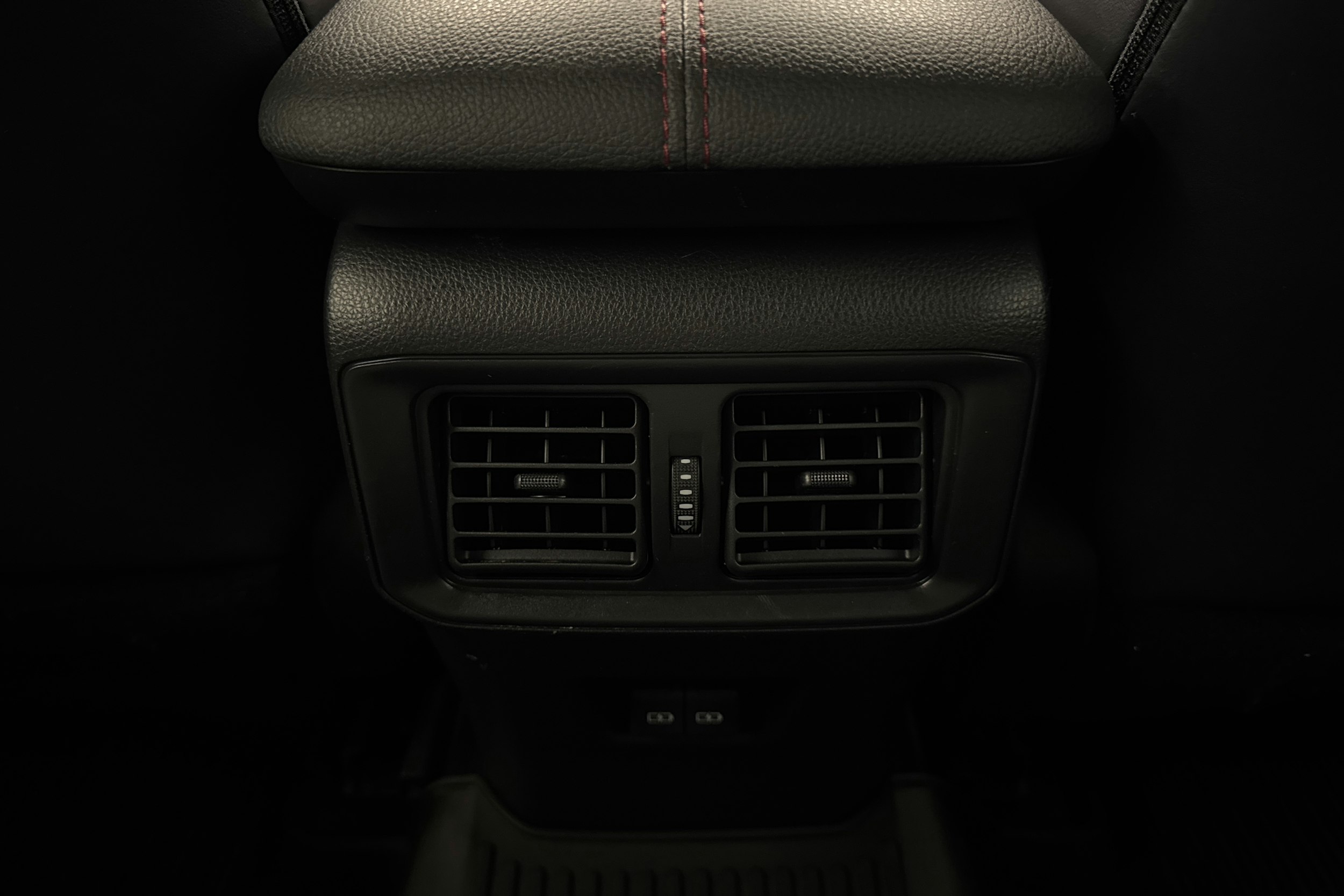 Musta Toyota RAV4 Plug-in 2022 kuva 13.